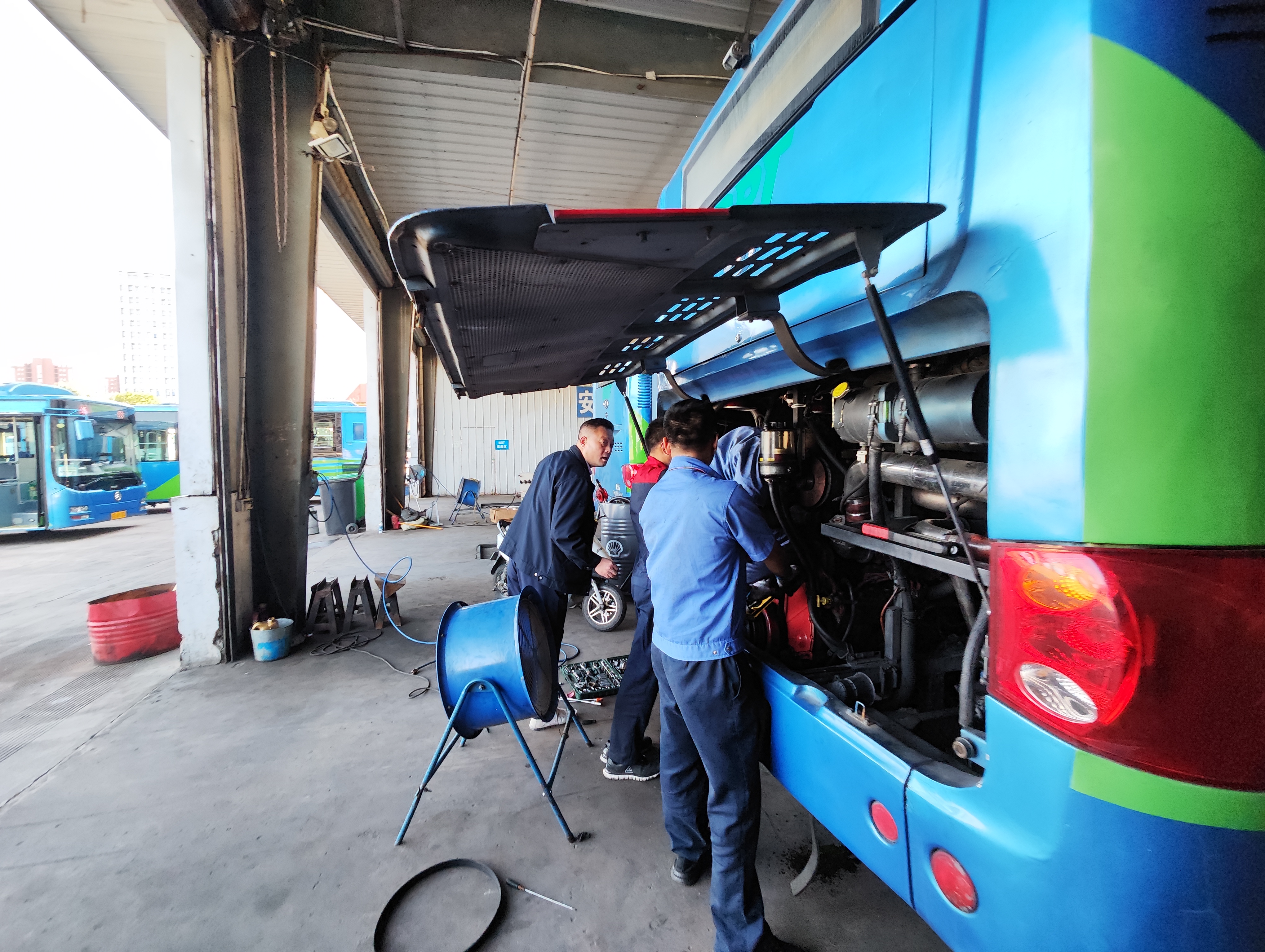 快速公交事業(yè)部開展國慶節(jié)前車輛例保工作