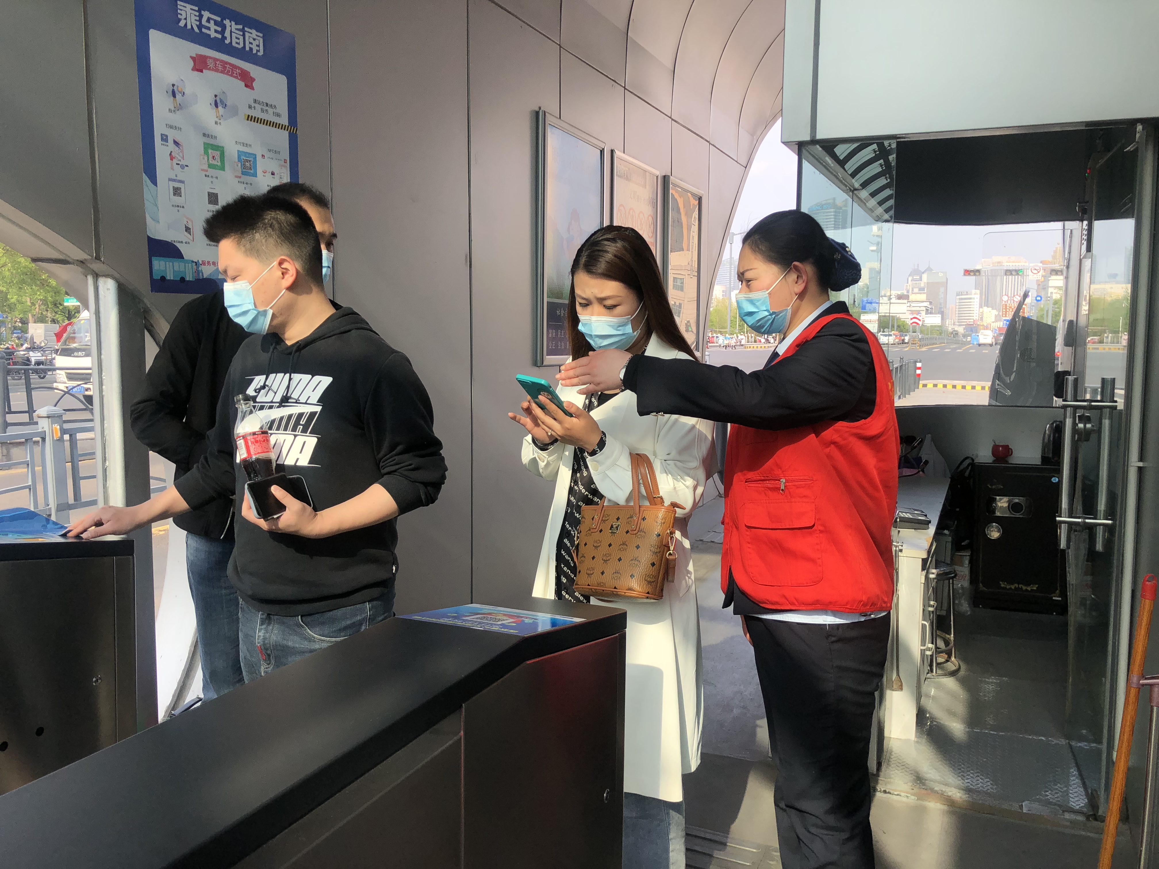 快速公交事業(yè)部站務(wù)員張議丹、曹興鑫幫助乘客找回丟失校服獲感謝