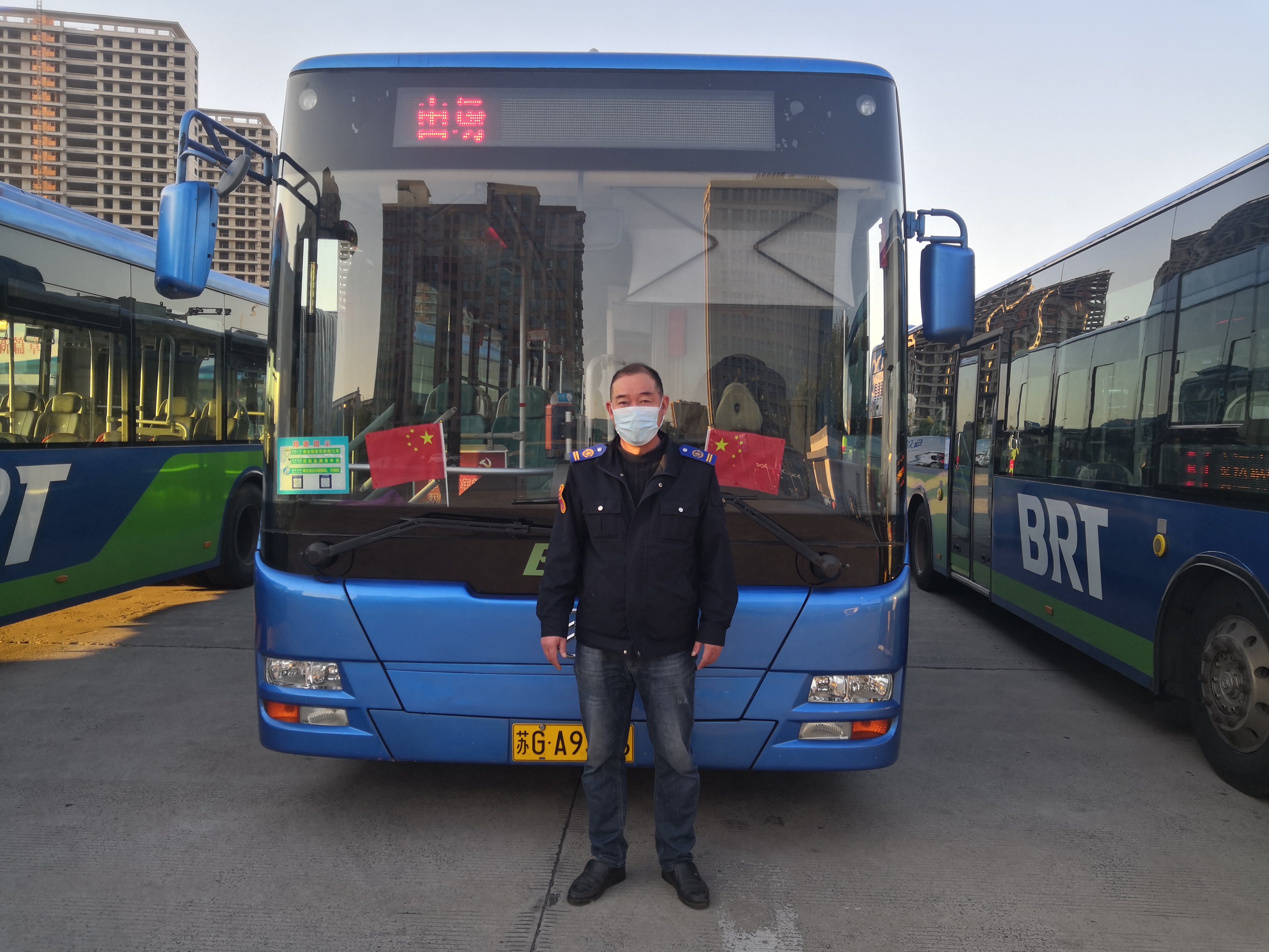 快速公交事業(yè)部B1夜線駕駛員唐喜彬 拾金不昧獲乘客表揚