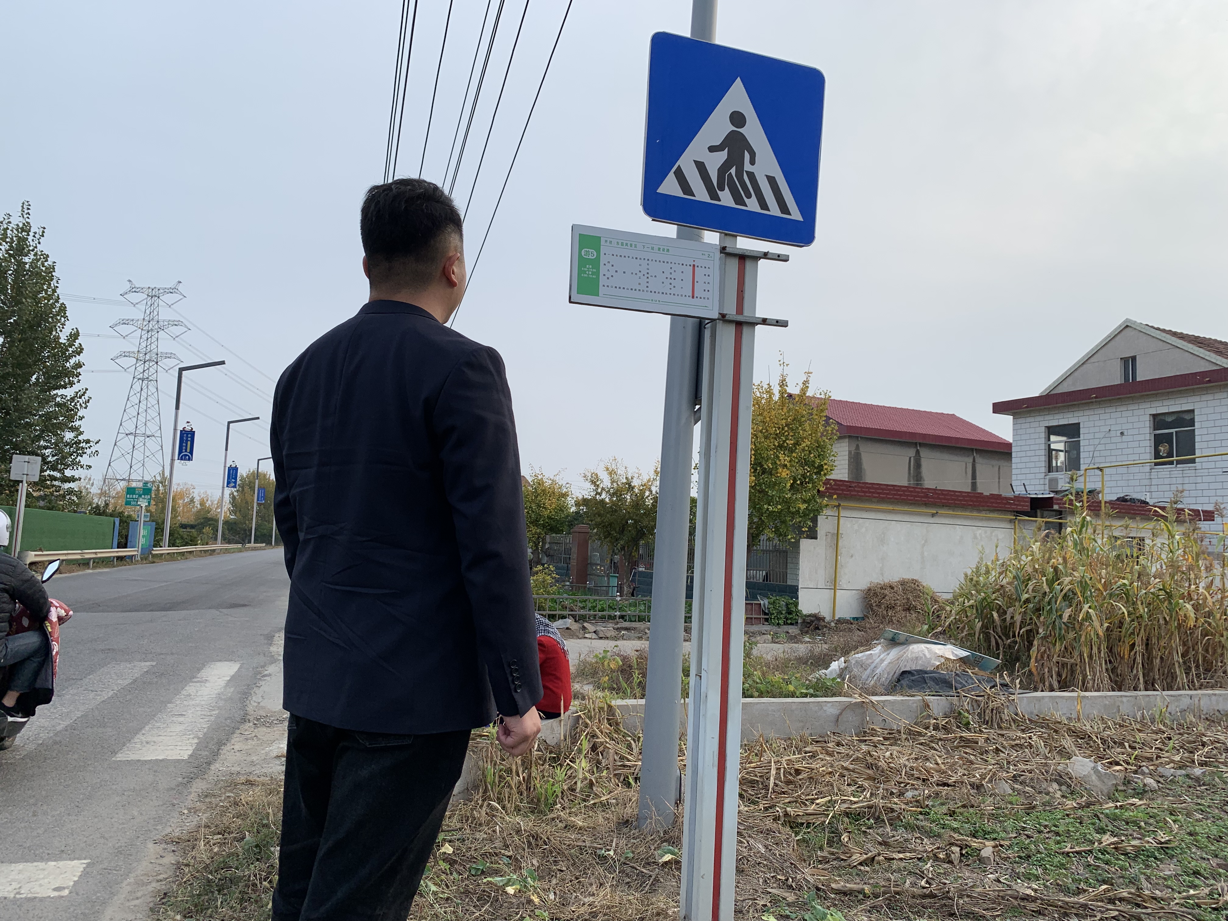 公交集團(tuán)公交事業(yè)二部開展站牌標(biāo)識(shí)專項(xiàng)檢查