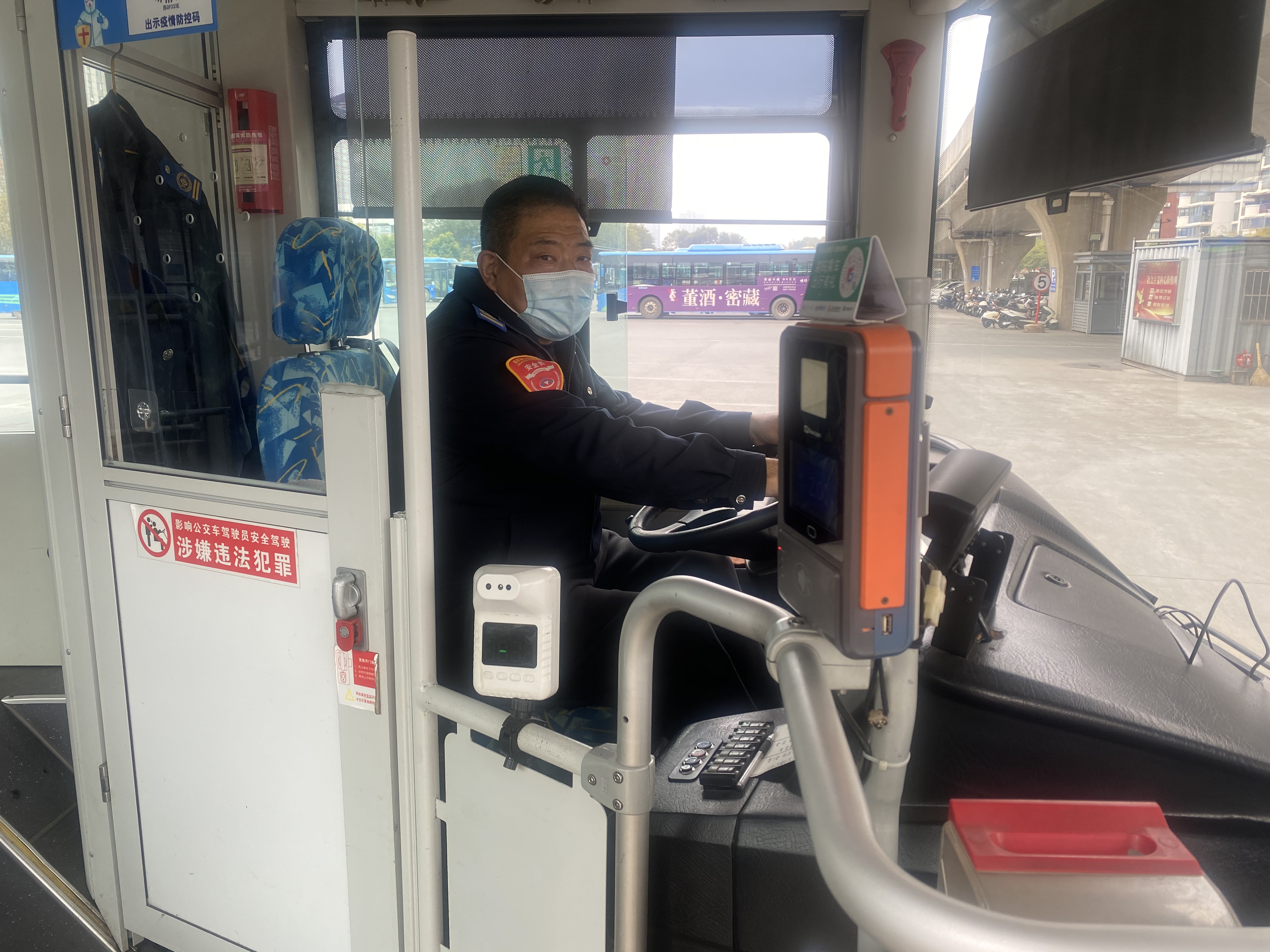 公交集團(tuán)公交事業(yè)二部113路駕駛員徐習(xí)軍及時(shí)歸還乘客丟失的手包