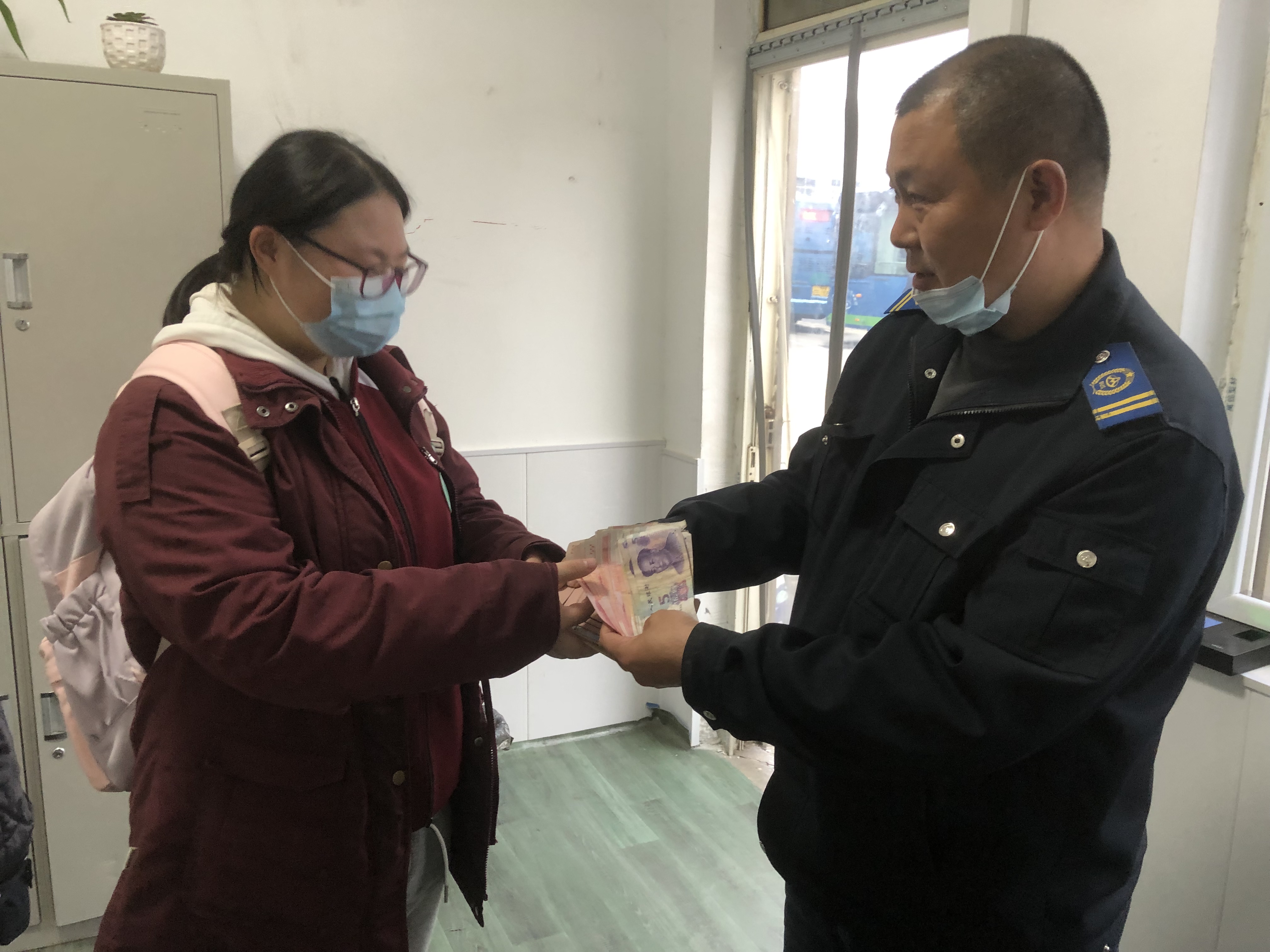 快速公交事業(yè)部駕駛員劉文龍、葛仲亞撿手機(jī)歸還乘客獲感謝