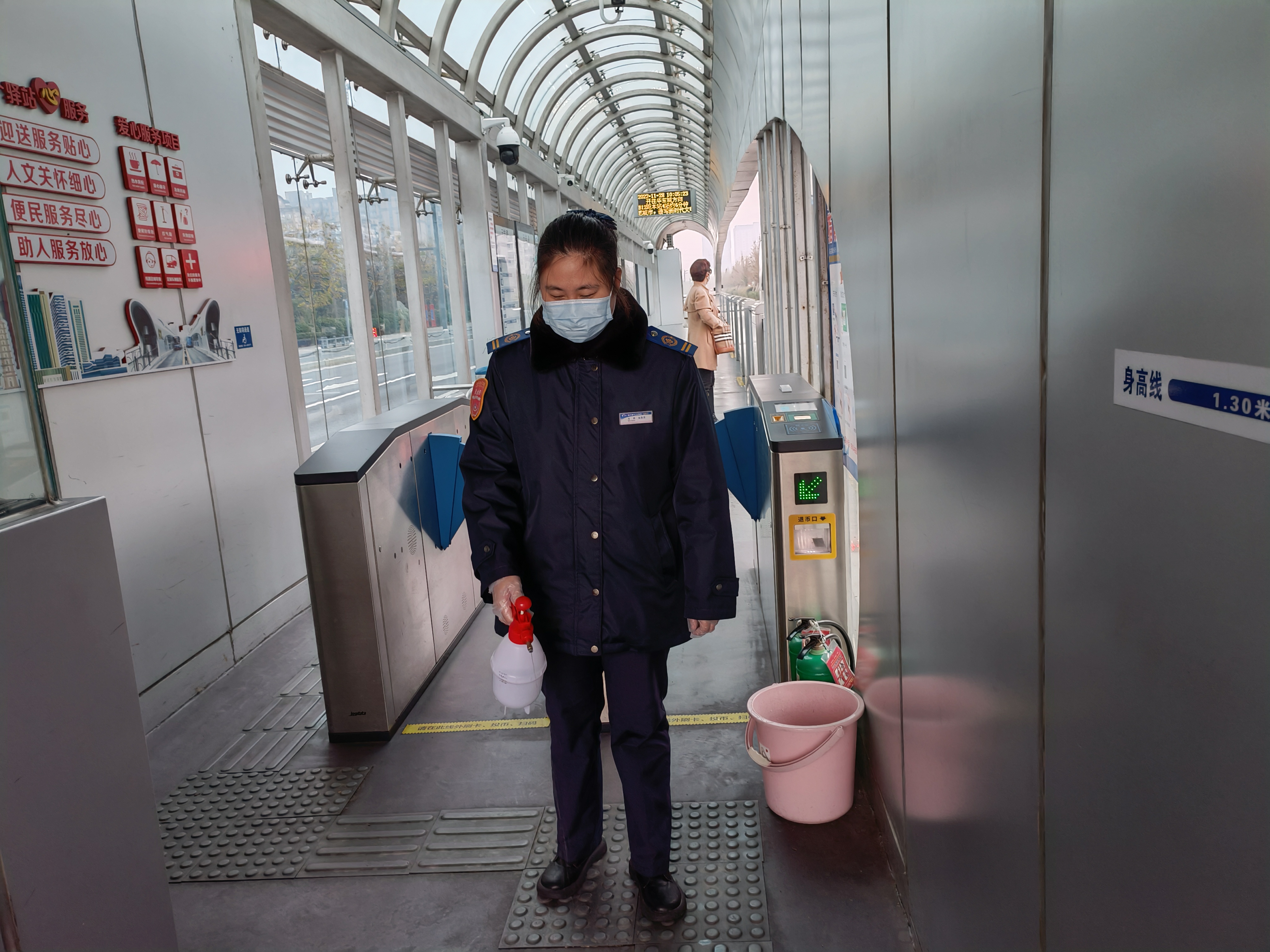 快速公交事業(yè)部站務(wù)員沈燕幫助乘客找回丟失的包獲感謝