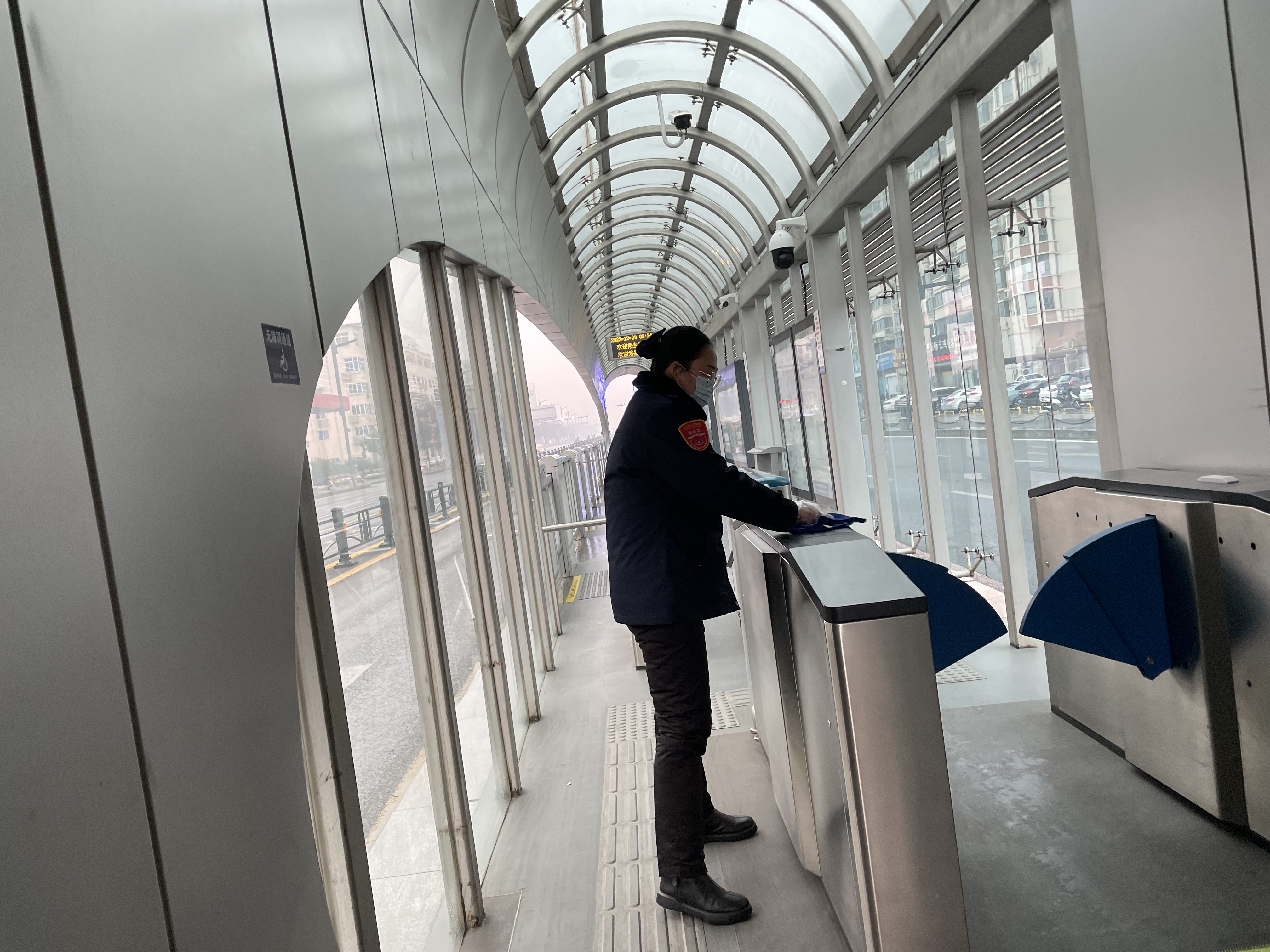 快速公交事業(yè)部站務(wù)員張潔歸還乘客丟失的雙肩包獲感謝