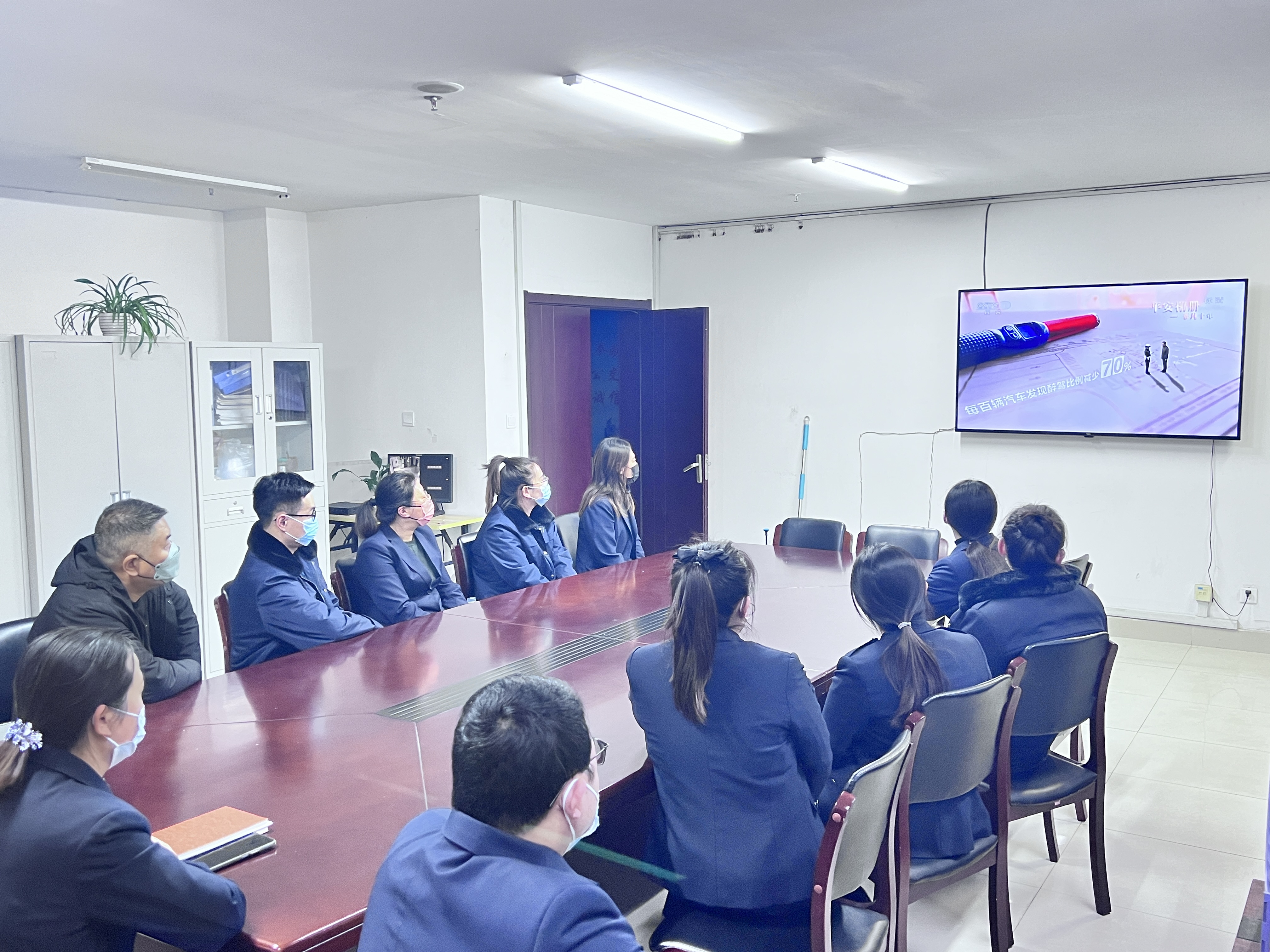 快速公交事業(yè)部組織員工觀看《平安行》專題節(jié)目