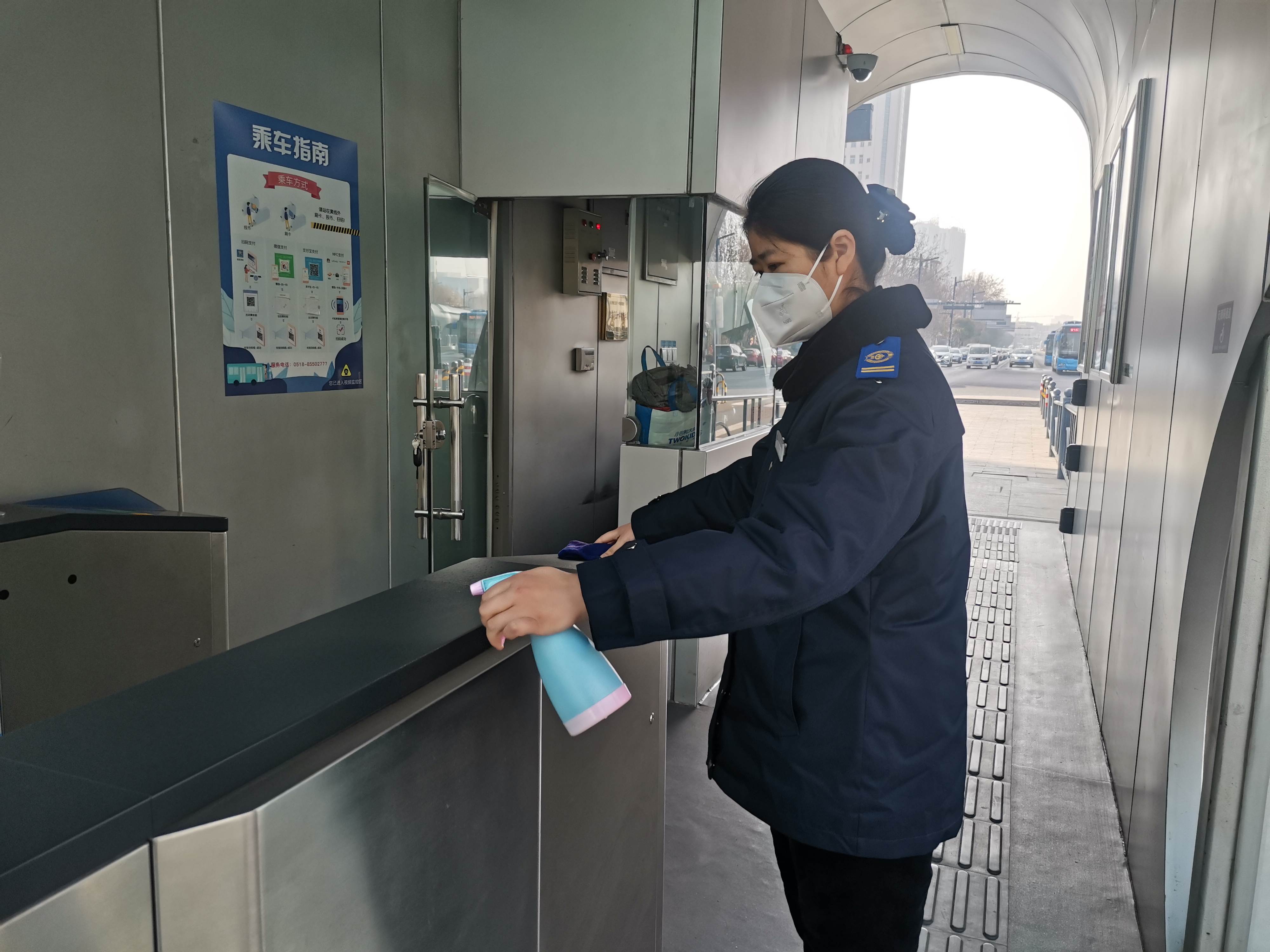 公交集團(tuán)快速公交事業(yè)部站務(wù)員聯(lián)手幫助乘客找到丟失的手提袋獲感謝