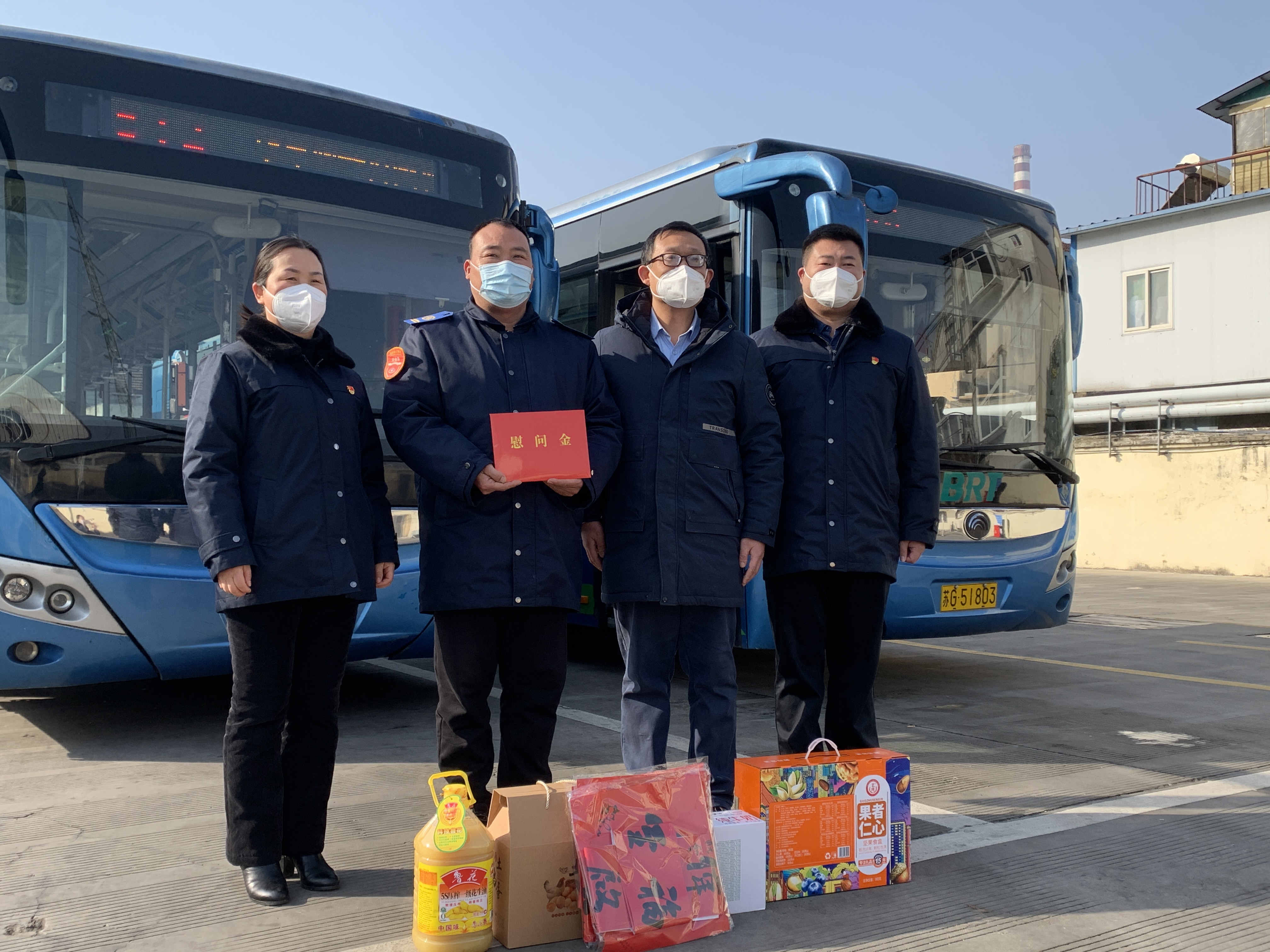 區(qū)委宣傳部副部長(zhǎng)、文明辦主任、海州區(qū)委霍部長(zhǎng)走訪慰問見義勇為駕駛員龐洪剛