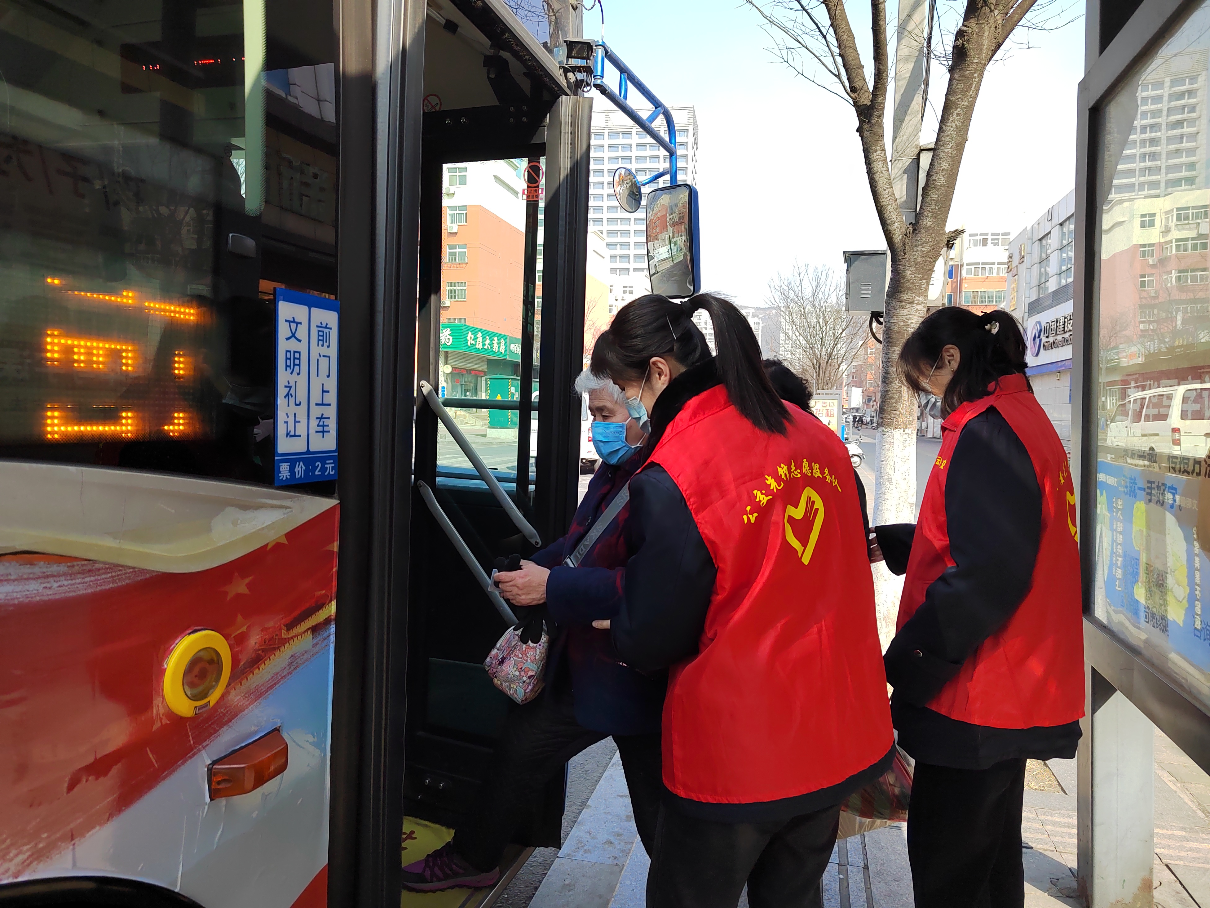 公交集團(tuán)公交事業(yè)二部開(kāi)展學(xué)雷鋒志愿活動(dòng)