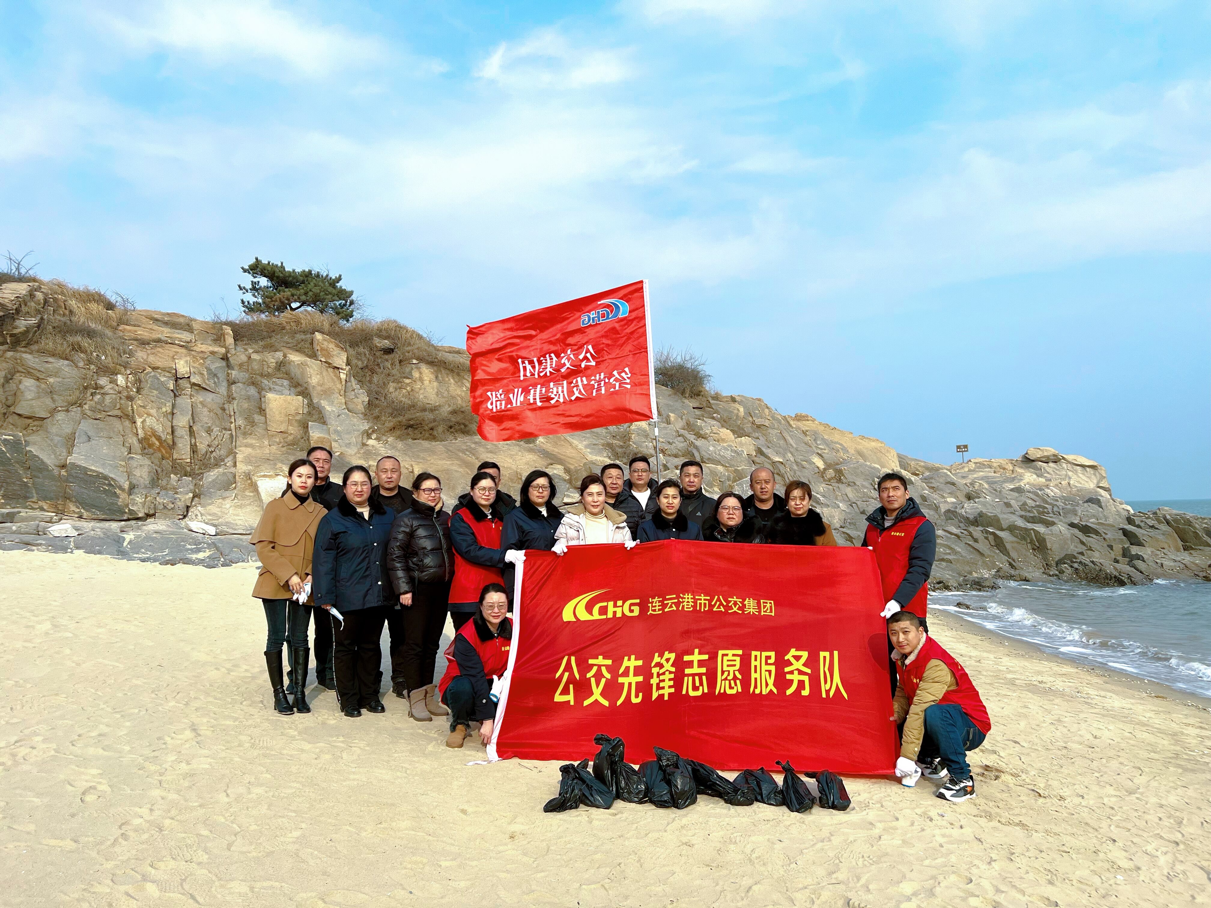 公交集團(tuán)經(jīng)營(yíng)發(fā)展事業(yè)部開(kāi)展“牢固樹(shù)立環(huán)保意識(shí)、堅(jiān)決守護(hù)綠水藍(lán)天”志愿服務(wù)活動(dòng)