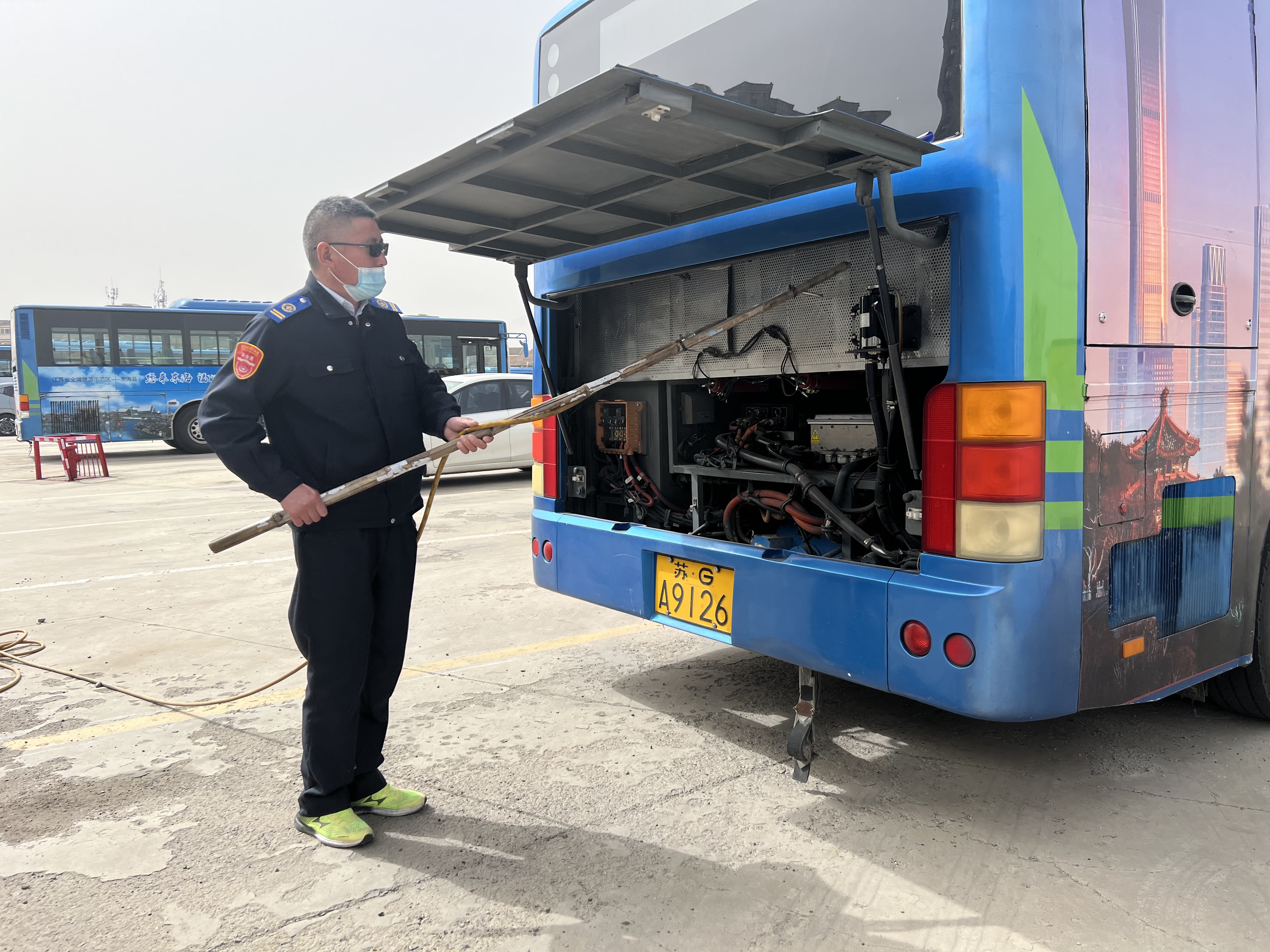 公交集團(tuán)公交事業(yè)一部組織開展車輛柳絮清理工作