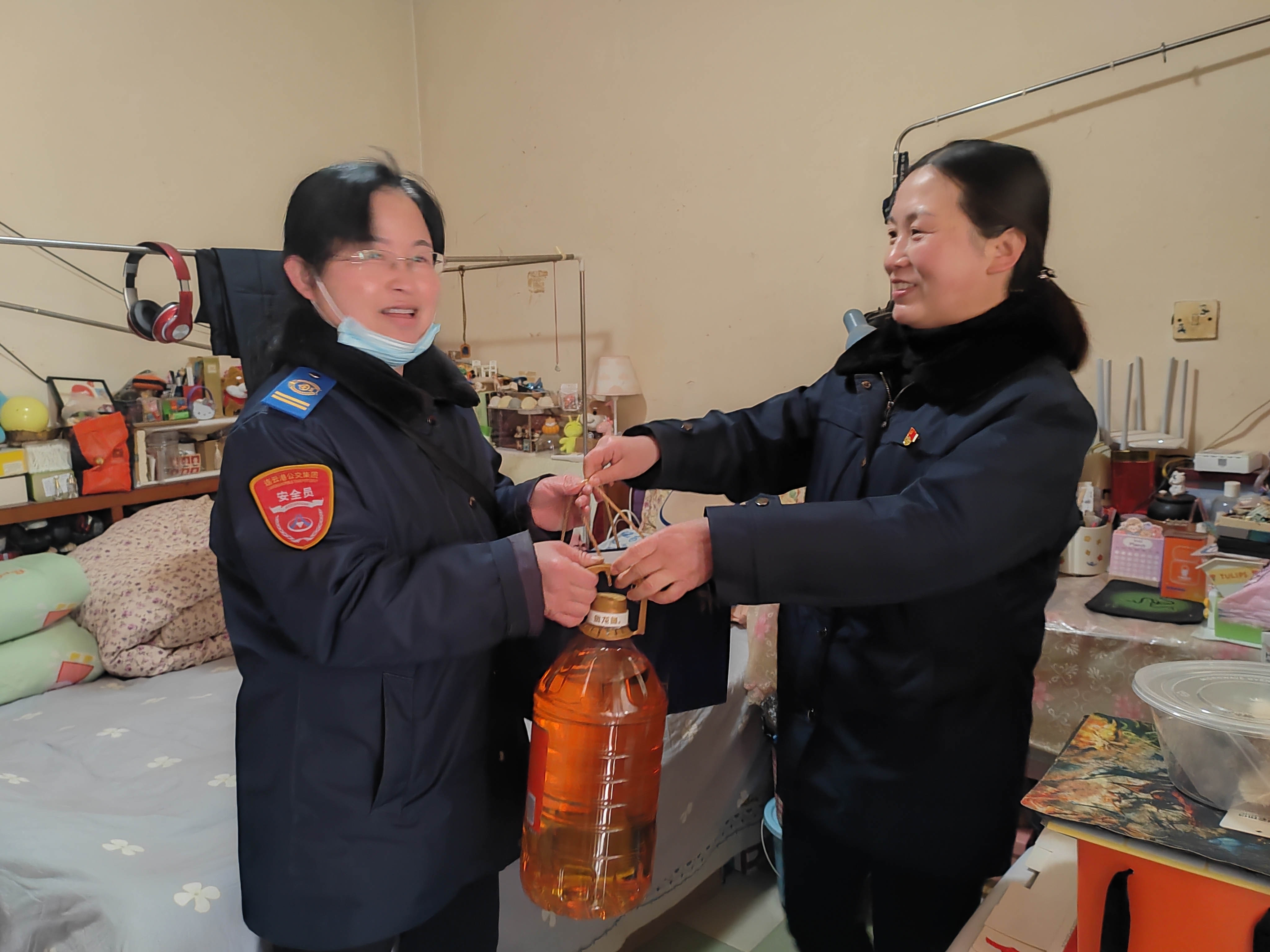 快速公交事業(yè)部慰問(wèn)困難女職工