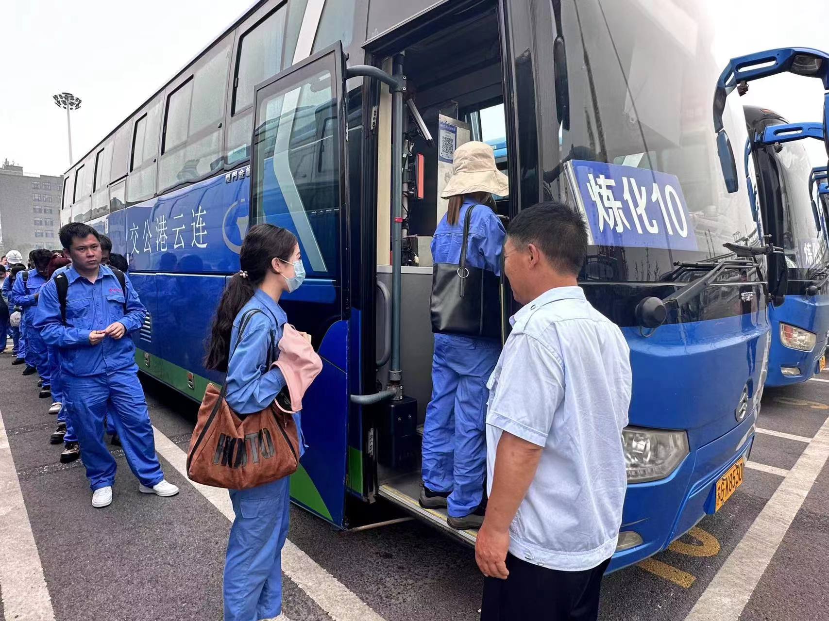 公交集團(tuán)經(jīng)營發(fā)展事業(yè)部開展通勤車場站突擊檢查