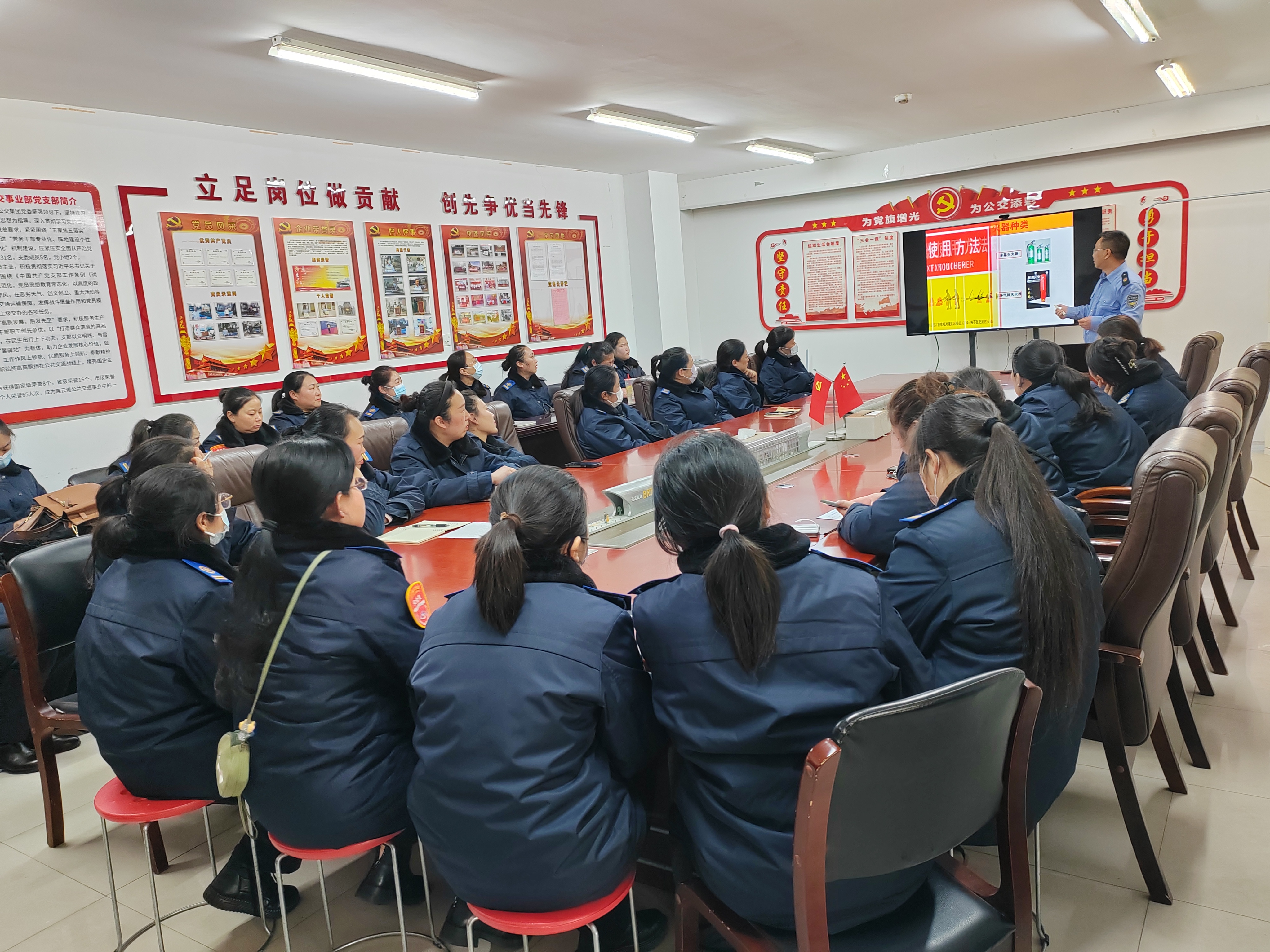 公交集團(tuán)組織站務(wù)員開(kāi)展“預(yù)防為主，生命至上”消防知識(shí)培訓(xùn)