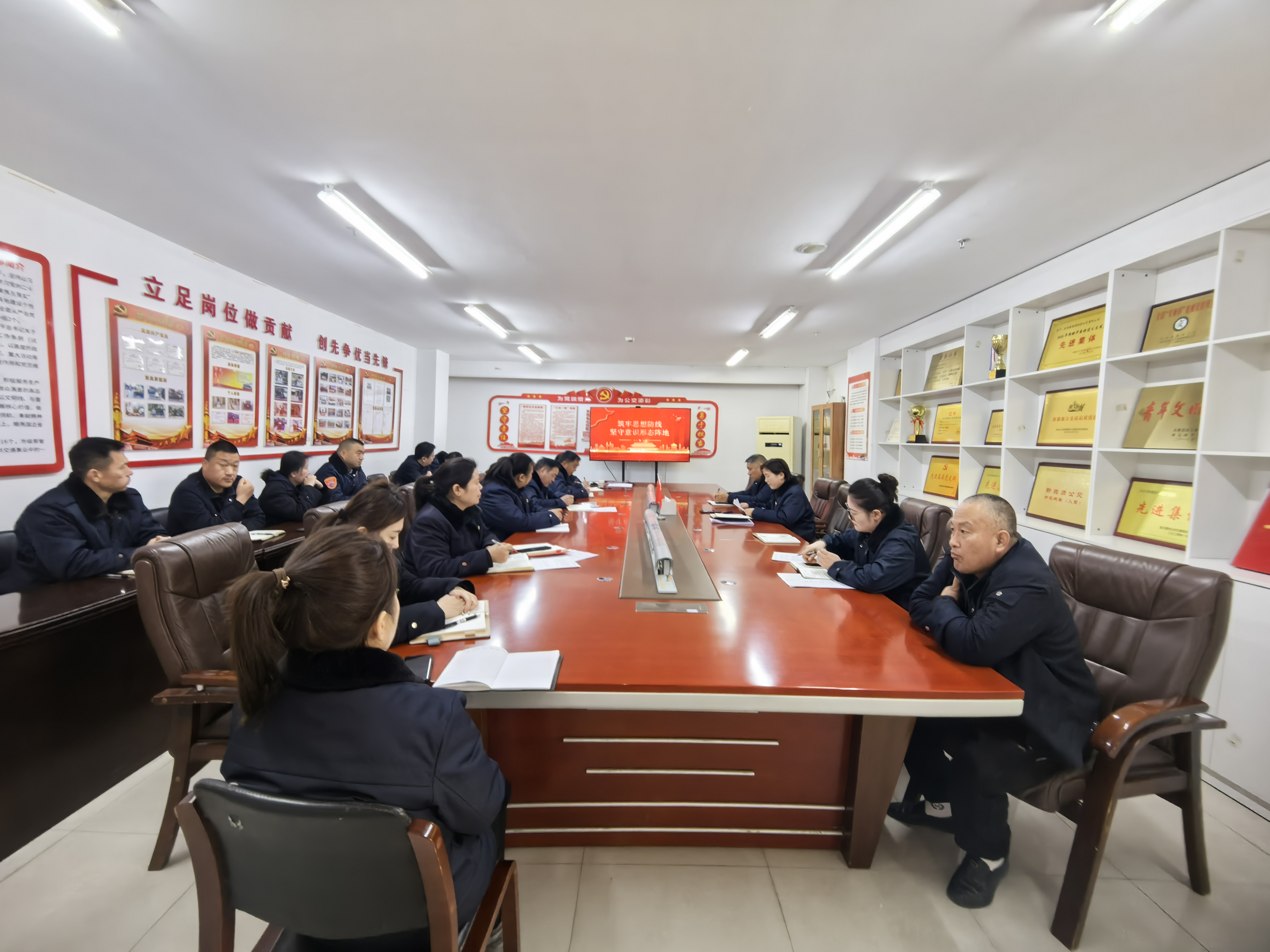 公交集團(tuán)快速公交黨支部開(kāi)展《筑牢思想防線 堅(jiān)守意識(shí)形態(tài)陣地》專題黨課