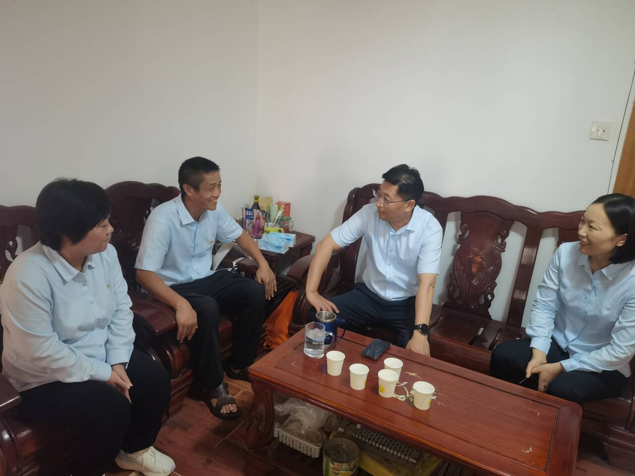 公交集團(tuán)黨委“七一”走訪慰問(wèn)困難黨員