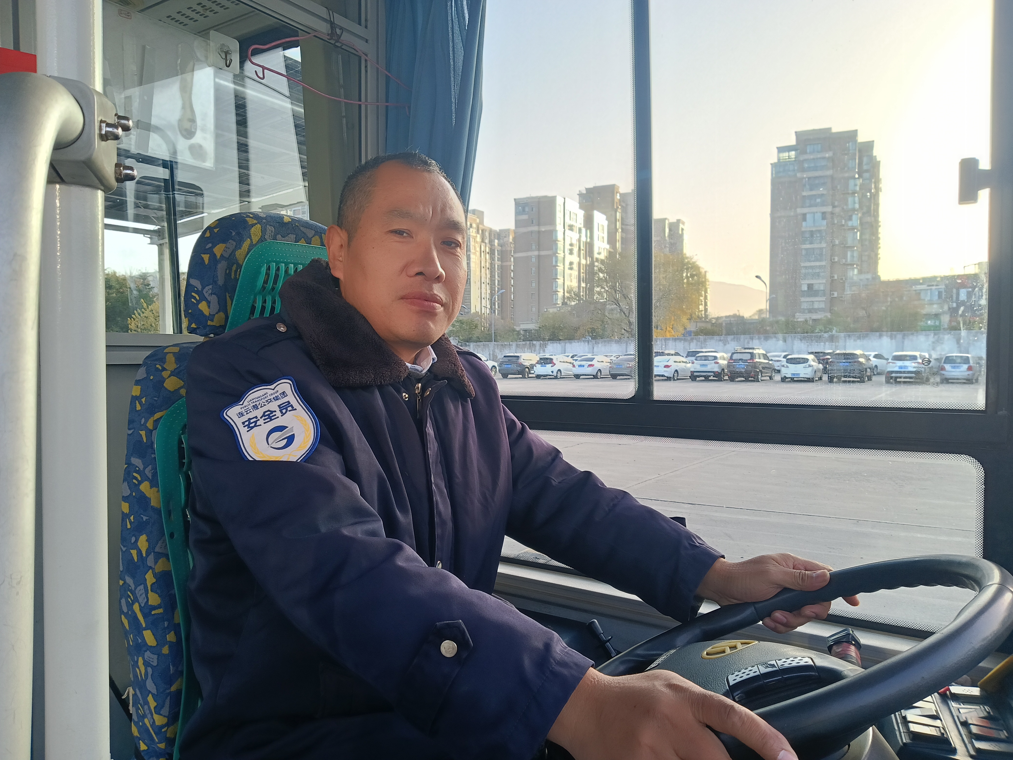 公交集團(tuán)快速公交公司B13線駕駛員陳彩 拾金不昧，老人失物復(fù)得連連致謝