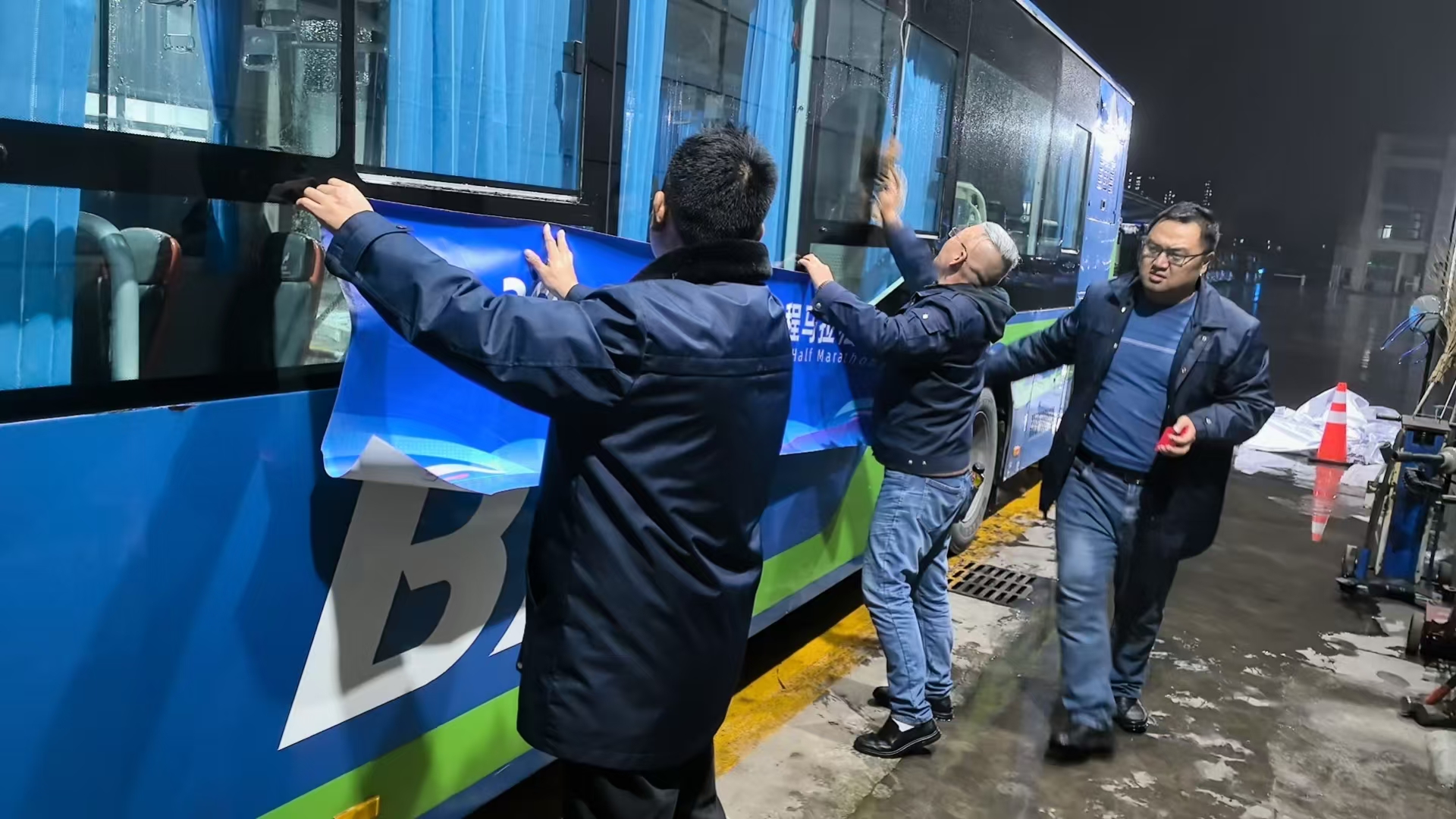 夜幕下的堅(jiān)守--佳連公交為連島半程馬拉松保駕護(hù)航！