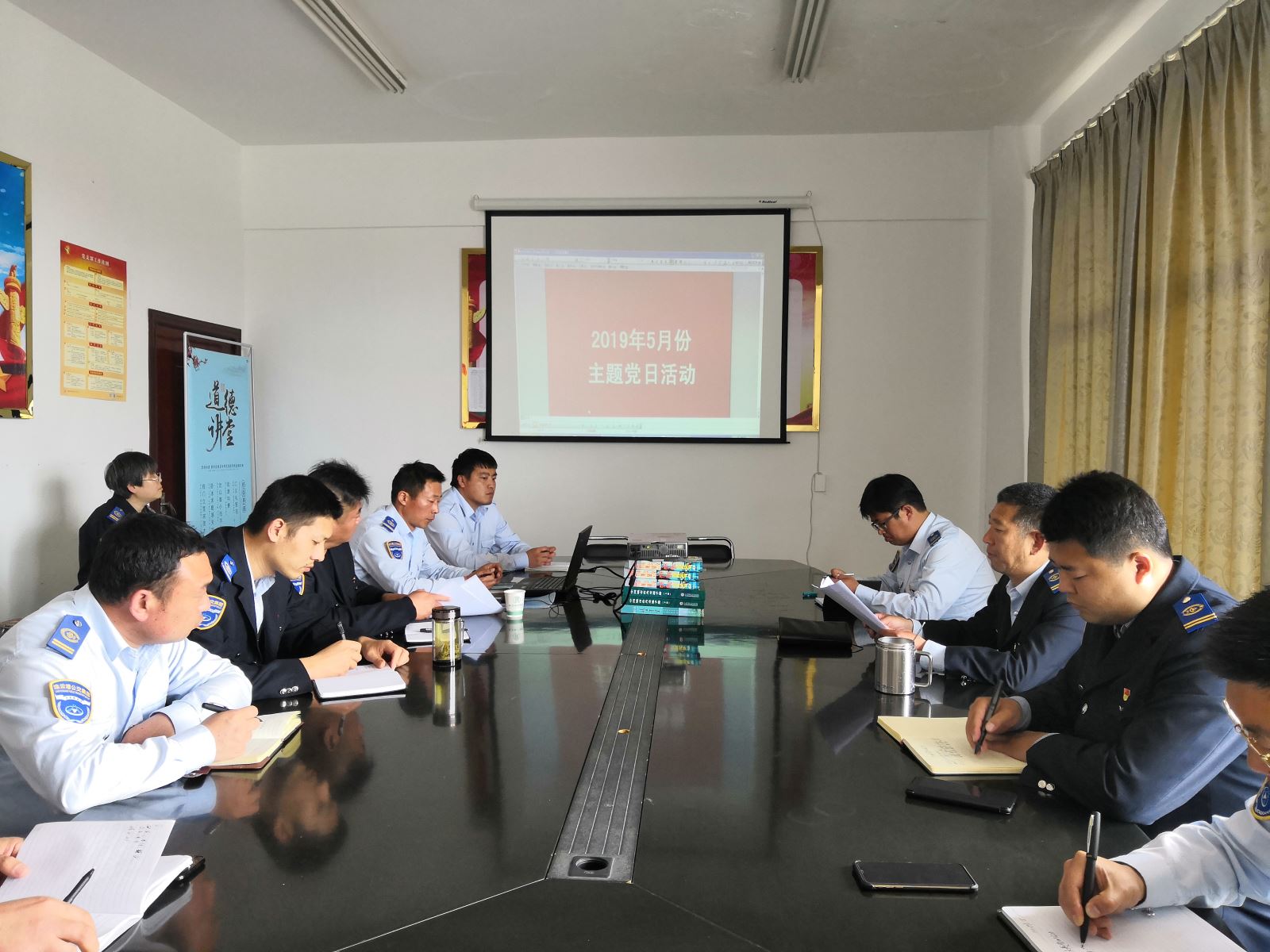 公交集團(tuán)公交事業(yè)二部開(kāi)展“學(xué)懂黨內(nèi)法規(guī)，建強(qiáng)組織體系”主題黨日活動(dòng)