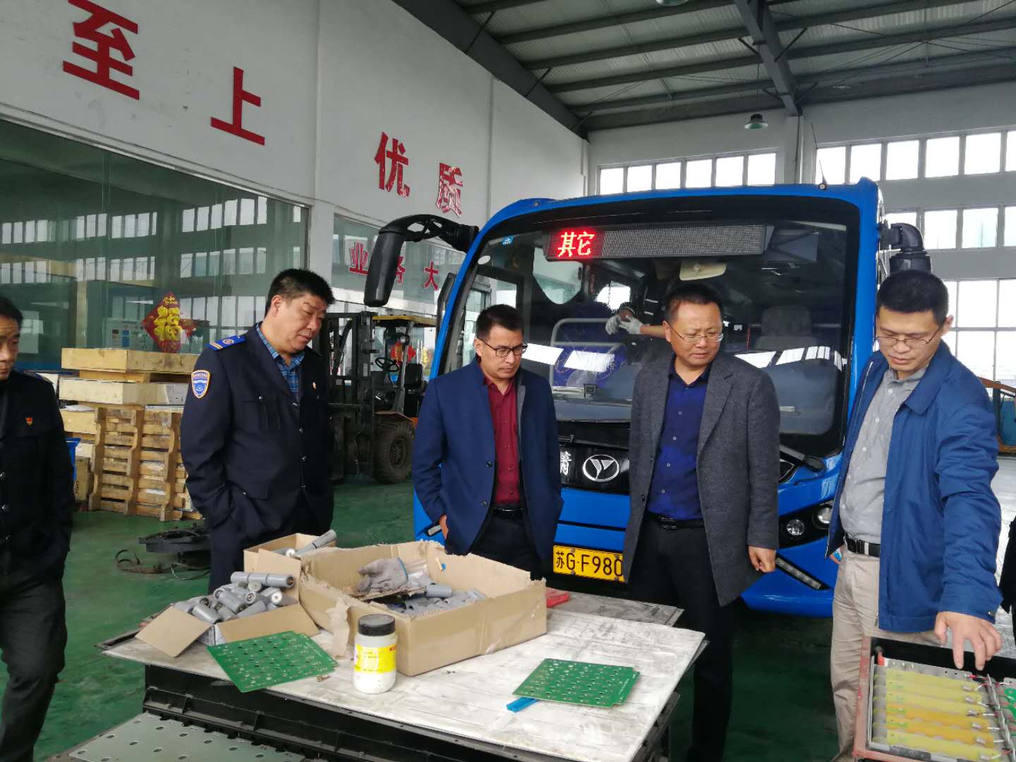 公交集團領(lǐng)導深入一線開展節(jié)前安全檢查