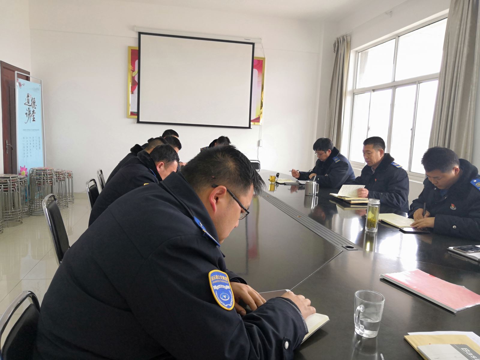 公交集團(tuán)公交事業(yè)二部召開(kāi)“兩會(huì)”安全生產(chǎn)專題會(huì)