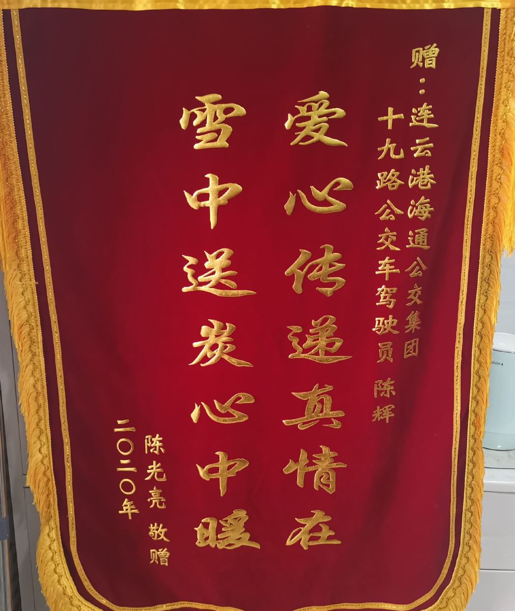 公交車(chē)秒變“救護(hù)車(chē)”，爭(zhēng)分奪秒挽救生命