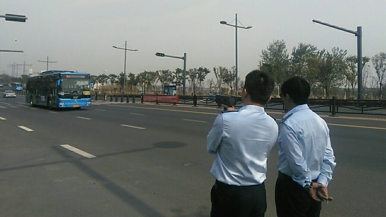 公交快速公司嚴(yán)把駕駛員酒駕關(guān)和超速關(guān)為五一長假提供安全保障