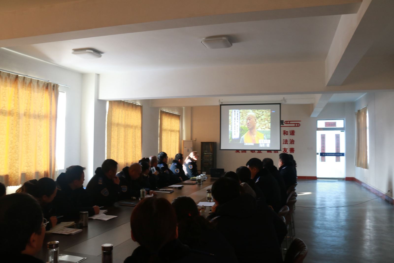 公交集團各事業(yè)部組織觀看廉政教育視頻《守住第一次》