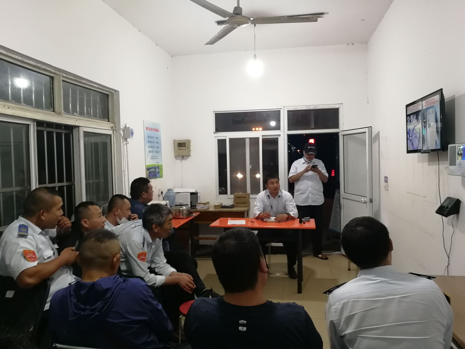 公交集團公交事業(yè)一部召開關于貴州安順公交車墜入水庫事件駕駛員警示會議