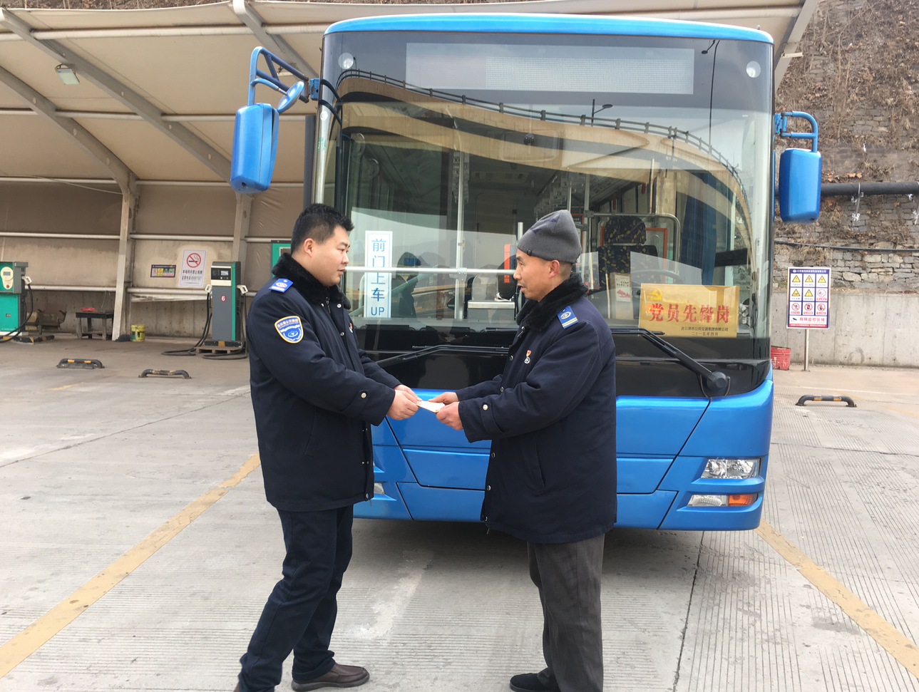 公交集團(tuán)公交事業(yè)二部開展春節(jié)走訪慰問(wèn)困難黨員活動(dòng)