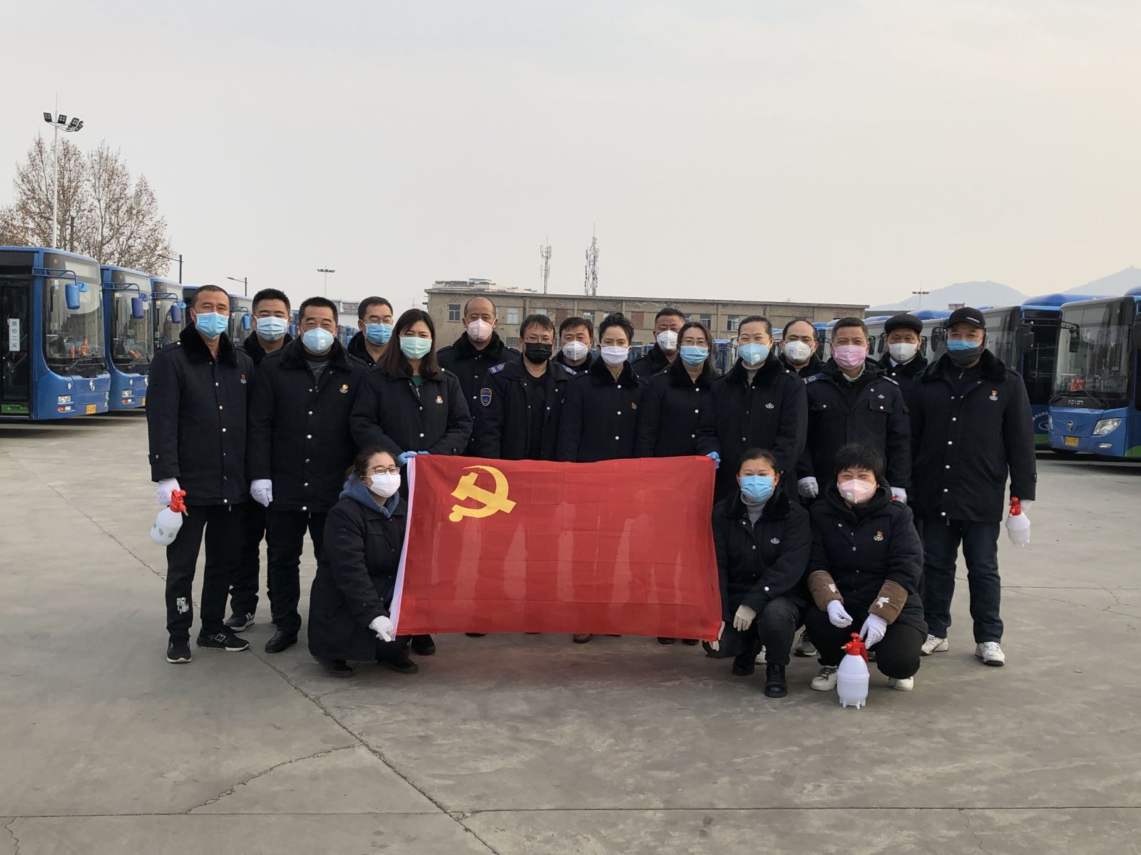 堅(jiān)守一線，用行動(dòng)譜寫了一曲“愛的奉獻(xiàn)”