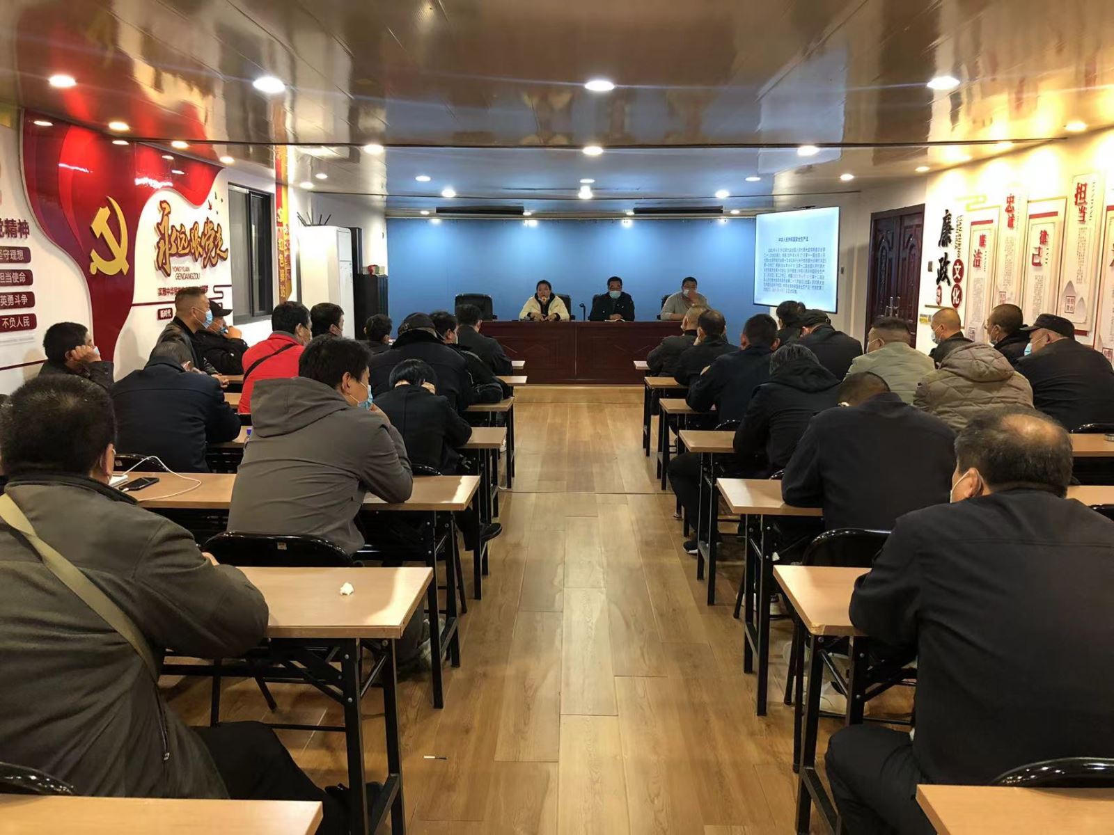 安全常抓常在——公交集團(tuán)公交事業(yè)一部組織召開(kāi)安全教育培訓(xùn)會(huì)