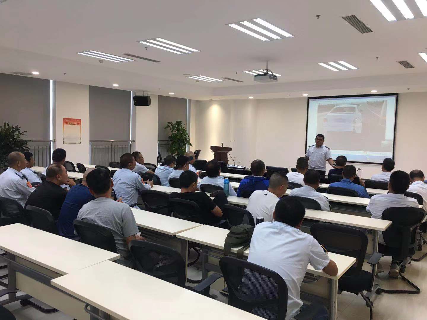 公交集團(tuán)經(jīng)營發(fā)展事業(yè)部聯(lián)合盛虹石化推行“5321路口行車安全操作辦法”