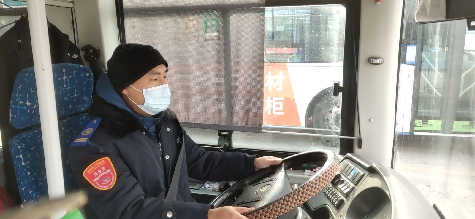 公交集團公交事業(yè)一部22K路駕駛員王蒙蒙拾金不昧受表揚