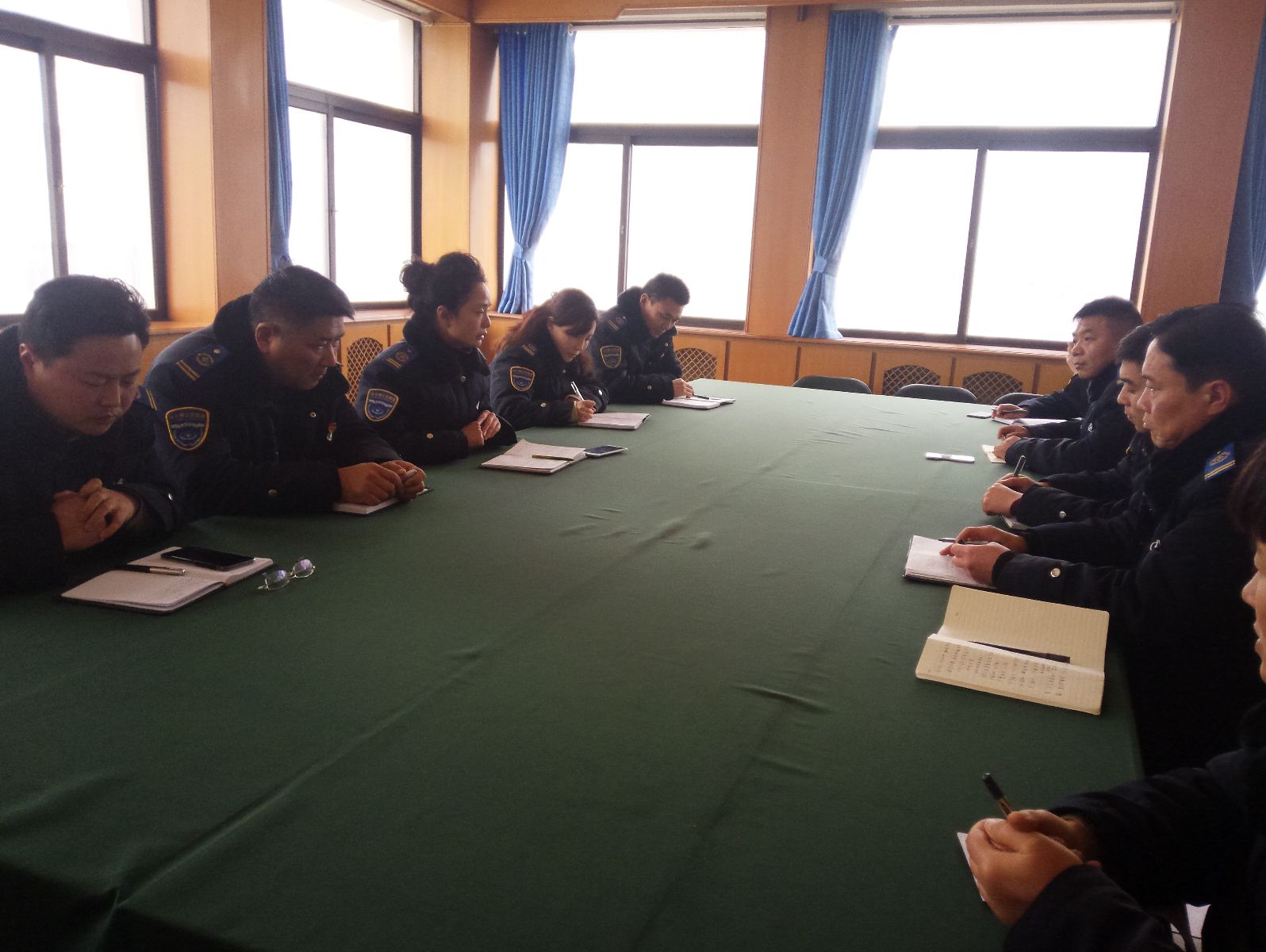 公交集團(tuán)佳連公司召開(kāi)應(yīng)對(duì)惡劣天氣緊急會(huì)議