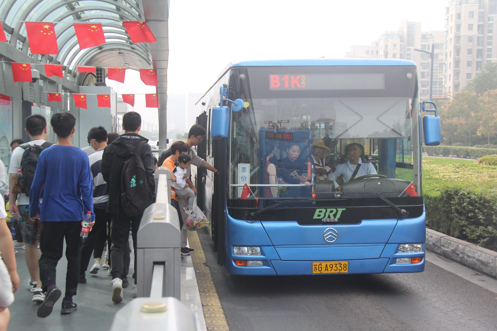 國慶長假 公交集團(tuán)全力以赴迎戰(zhàn)客流高峰