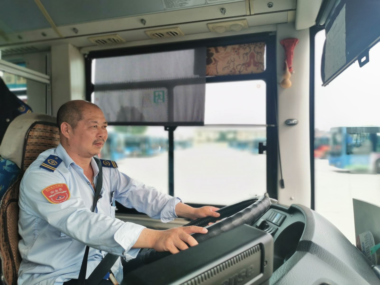 公交集團(tuán)公交事業(yè)一部16路駕駛員徐勝洋拾金不昧獲贊揚