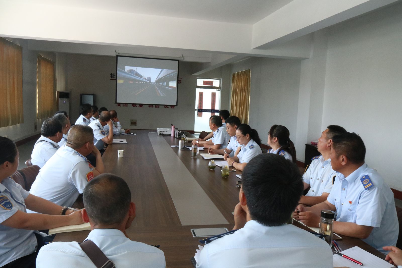 公交集團(tuán)海通公交公司召開“我與企業(yè)共成長(zhǎng)”討論會(huì)議