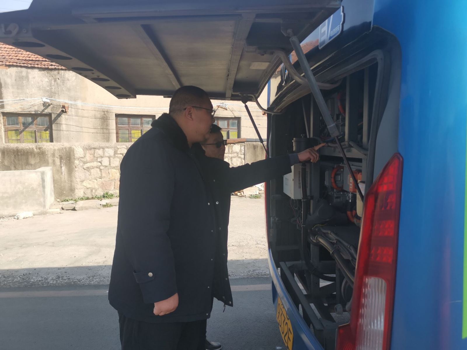 公交集團(tuán)公交事業(yè)一部開(kāi)展純電動(dòng)車電池倉(cāng)專項(xiàng)檢查工作