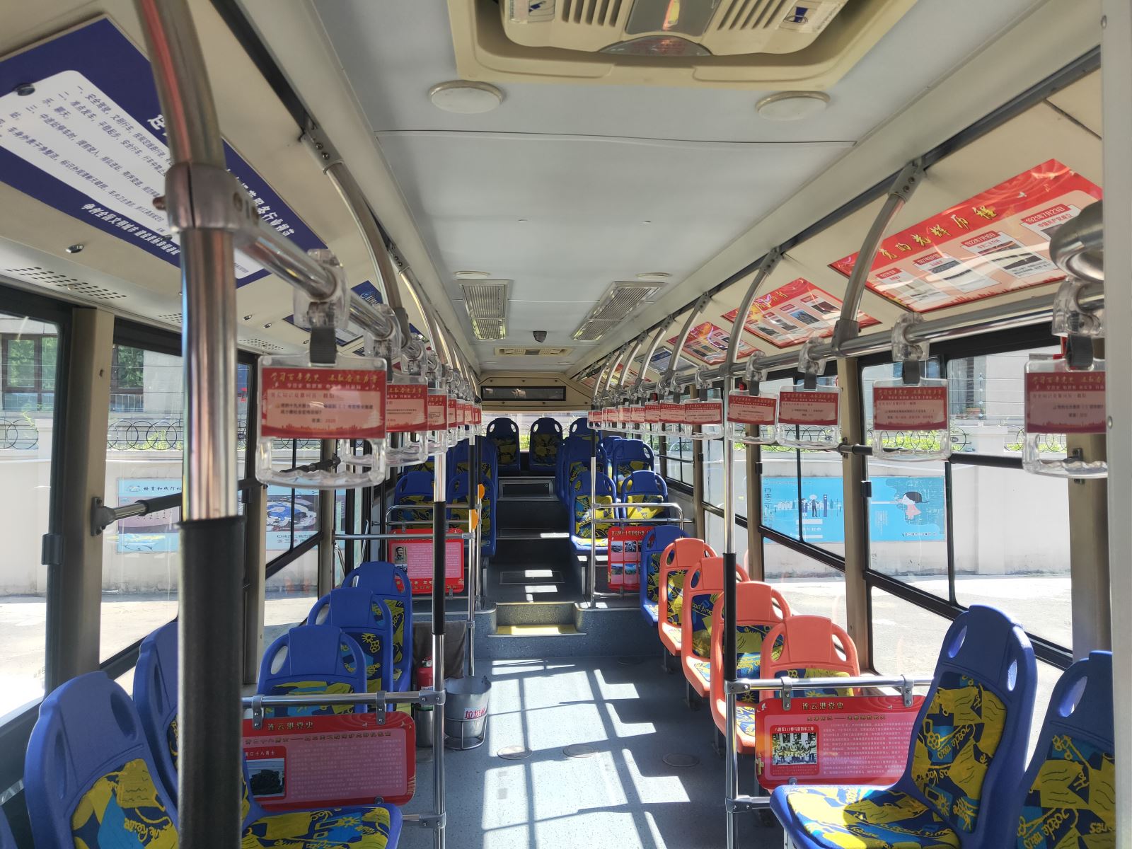 東部城區(qū)黨史公交車(chē) 歡迎市民來(lái)打卡