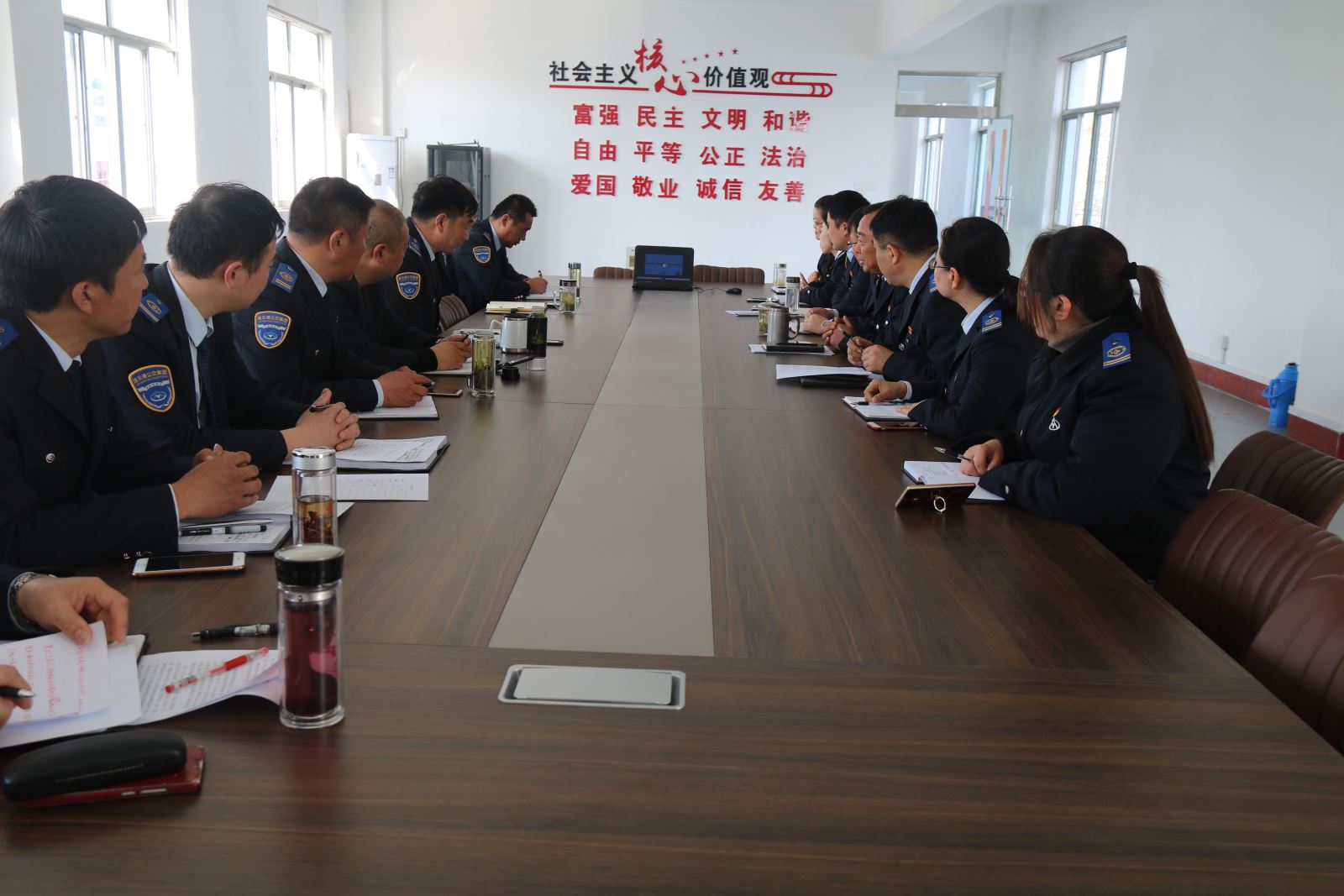 公交集團權(quán)屬單位組織觀看專題片《天安門》