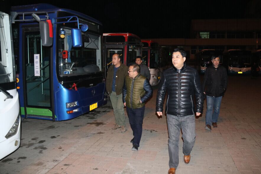 公交新浦公司安全領(lǐng)導(dǎo)小組夜查公交停車場(chǎng)