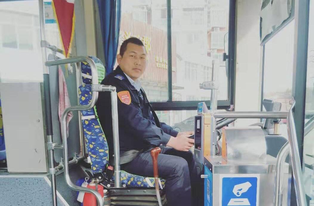 公交集團(tuán)公交事業(yè)一部24路駕駛員徐剛 受乘客來信表揚