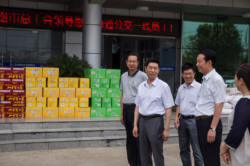 市總工會領(lǐng)導(dǎo)看望慰問海通公交一線員工