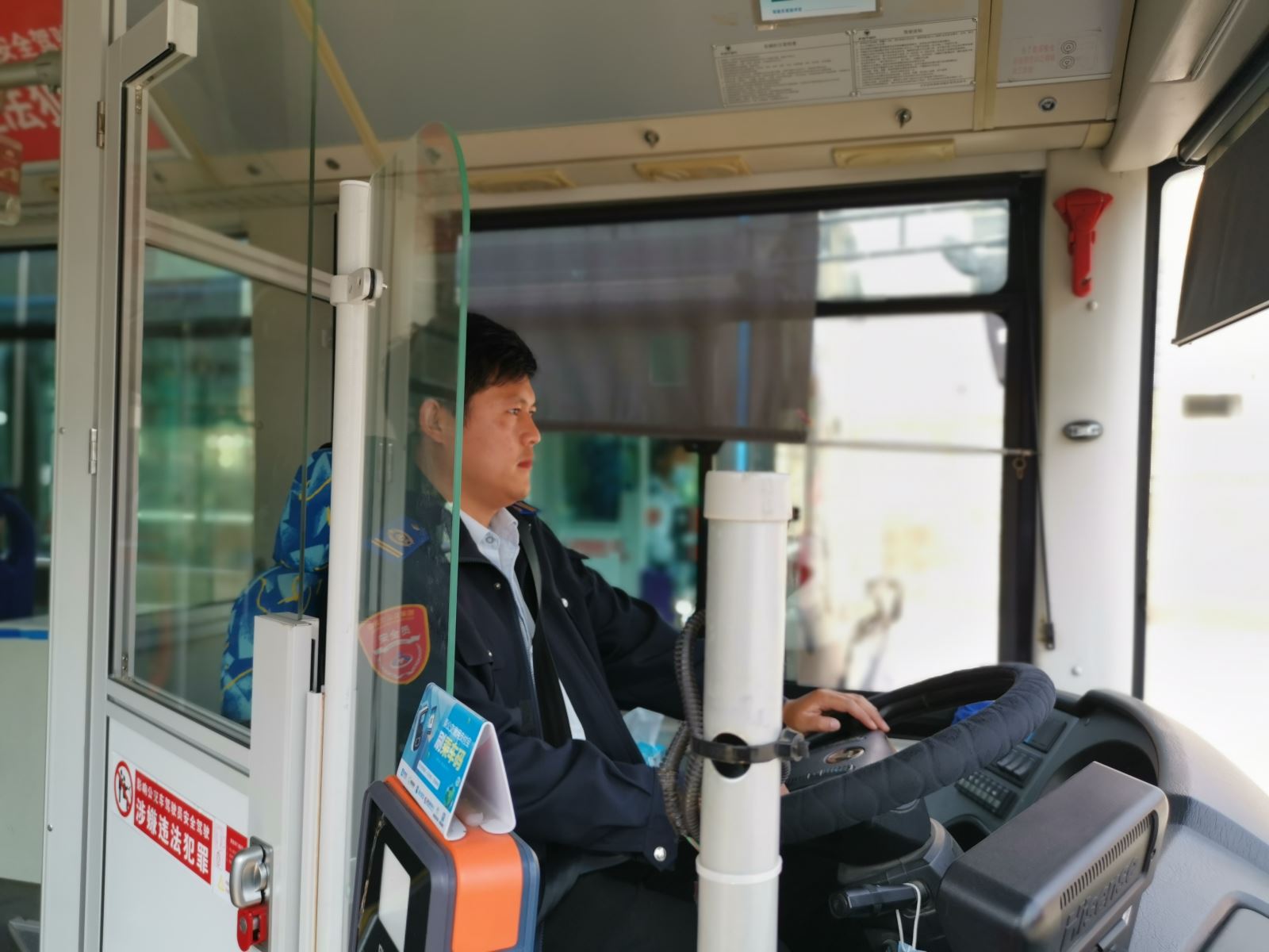 公交集團(tuán)公交事業(yè)一部1路駕駛員屠小寶 拾金不昧受表揚