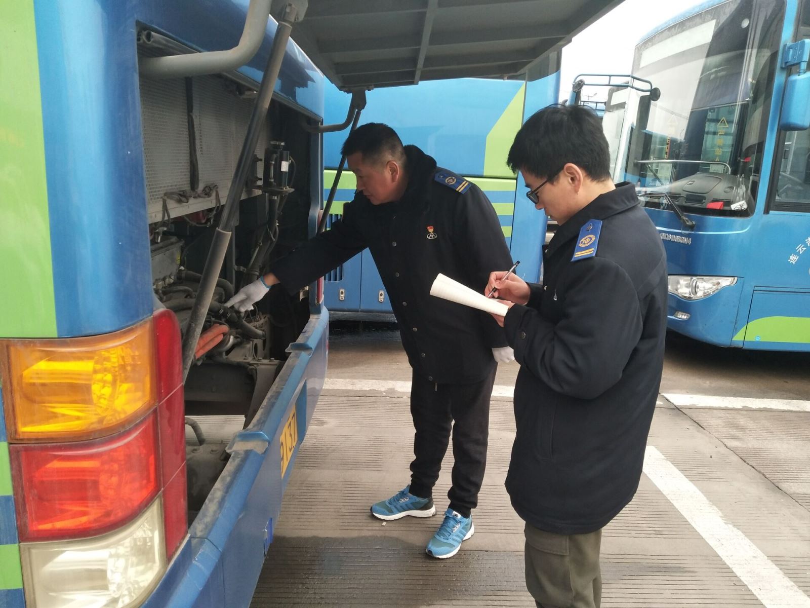 公交集團(tuán)機(jī)務(wù)技術(shù)事業(yè)部開(kāi)展春節(jié)期間車輛安全衛(wèi)生檢查工作