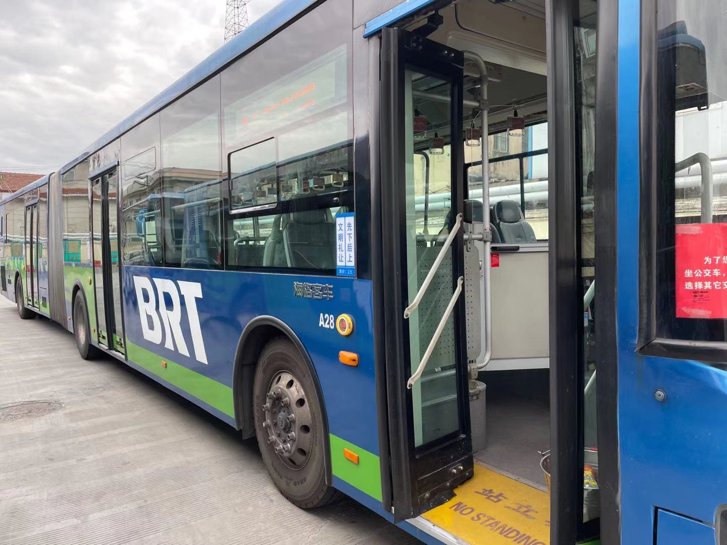 快速公交事業(yè)部認(rèn)真做好營運(yùn)證年審工作