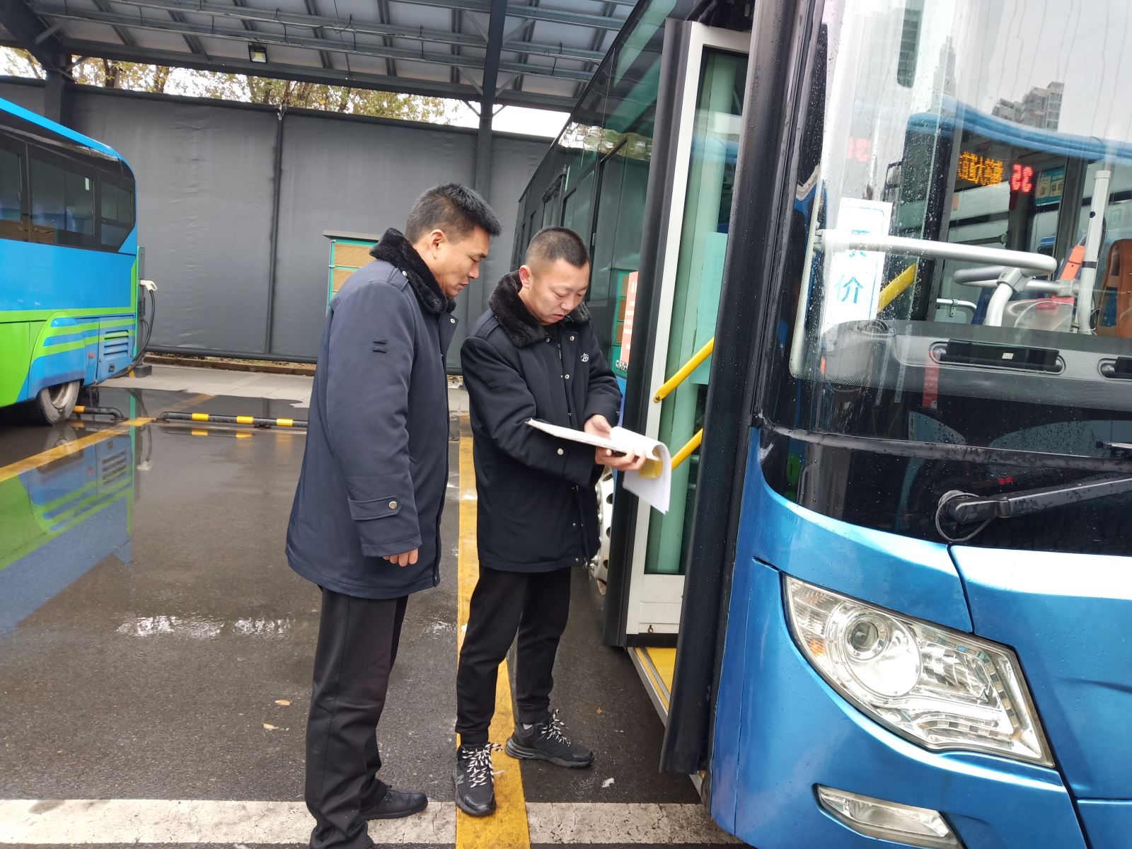 公交集團(tuán)公交事業(yè)二部開展“全國(guó)交通安全日”安全檢查活動(dòng)