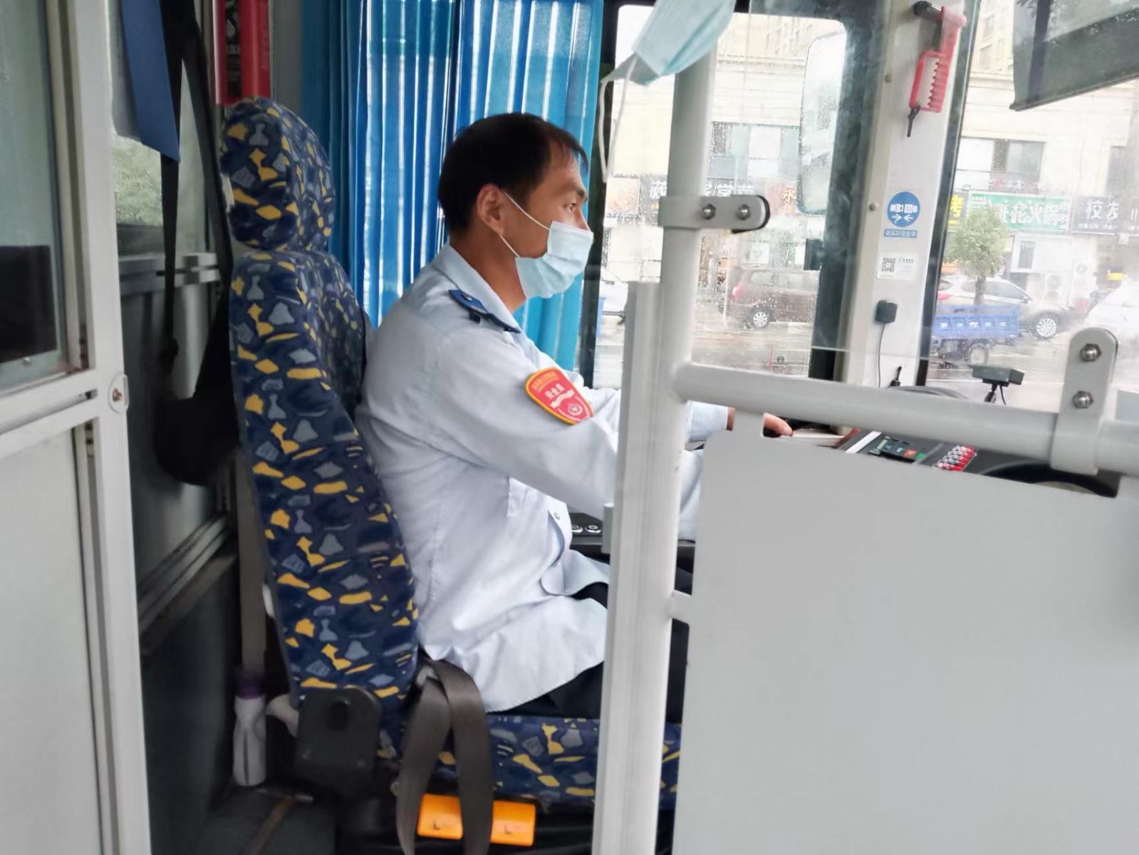 公交集團(tuán)公交事業(yè)一部15路駕駛員劉海波拾金不昧受乘客表揚(yáng)