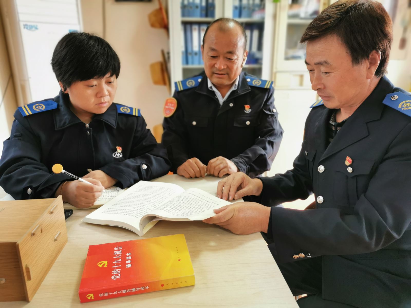 公交集團(tuán)公交事業(yè)一部干部職工掀起學(xué)習(xí)熱潮