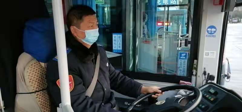 公交集團公交事業(yè)一部22路駕駛員周君拾金不昧受表揚